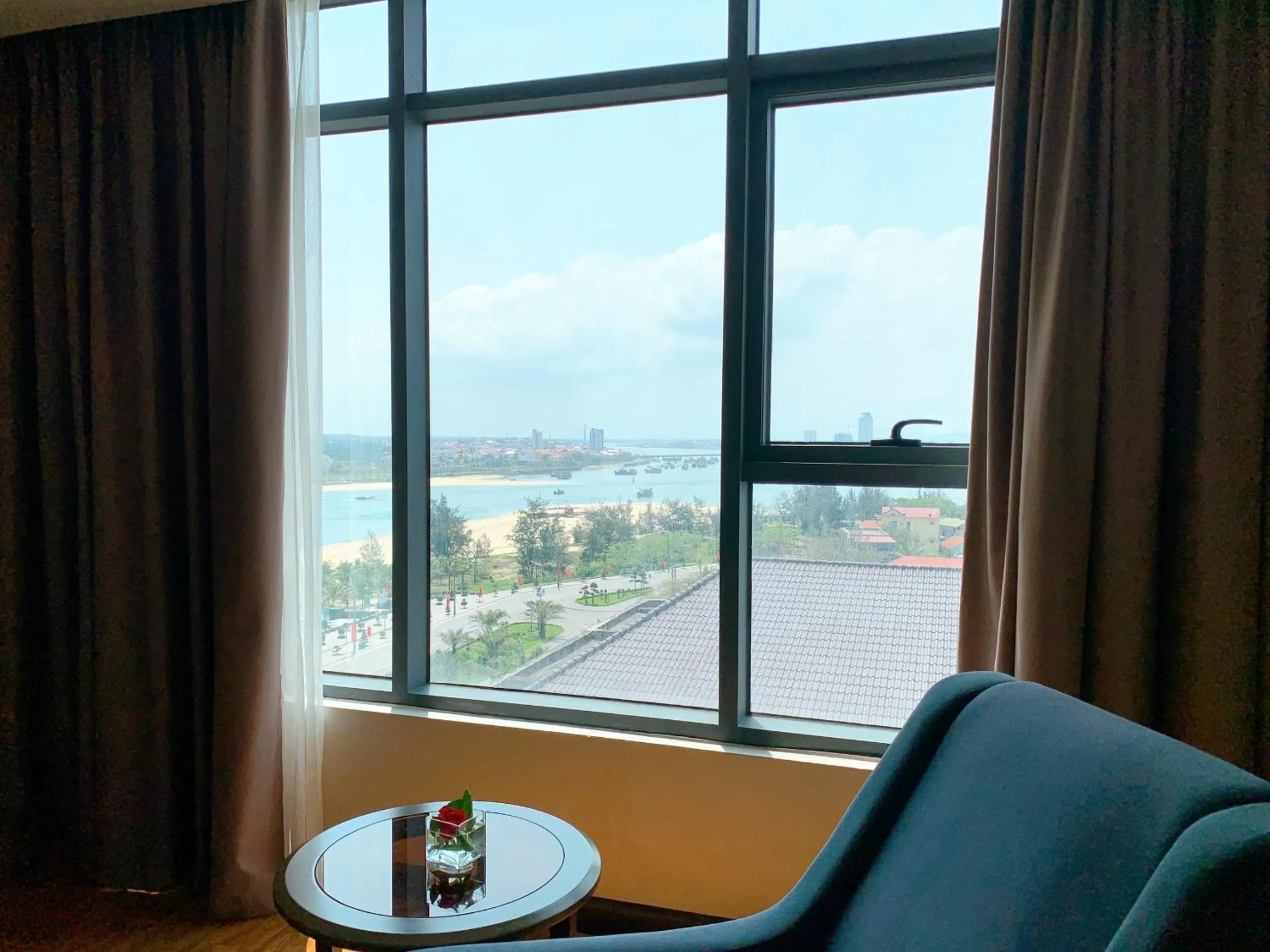 Deluxe Double Room in Muong Thanh Luxury Nhat Le Hotel