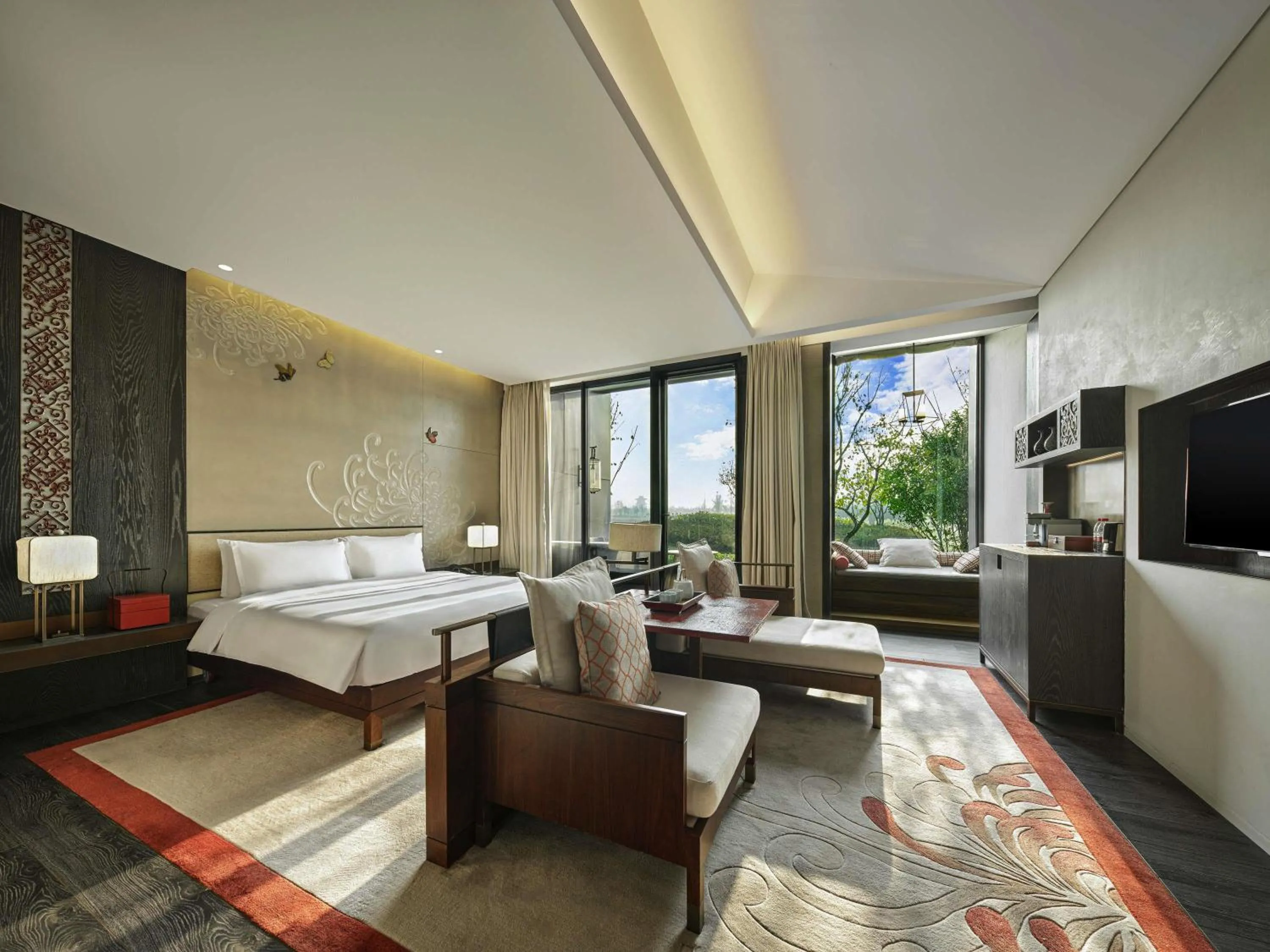 Deluxe Executive King Room with Lounge Access and Lake View or Garden View in Pullman Kaifeng Jianye