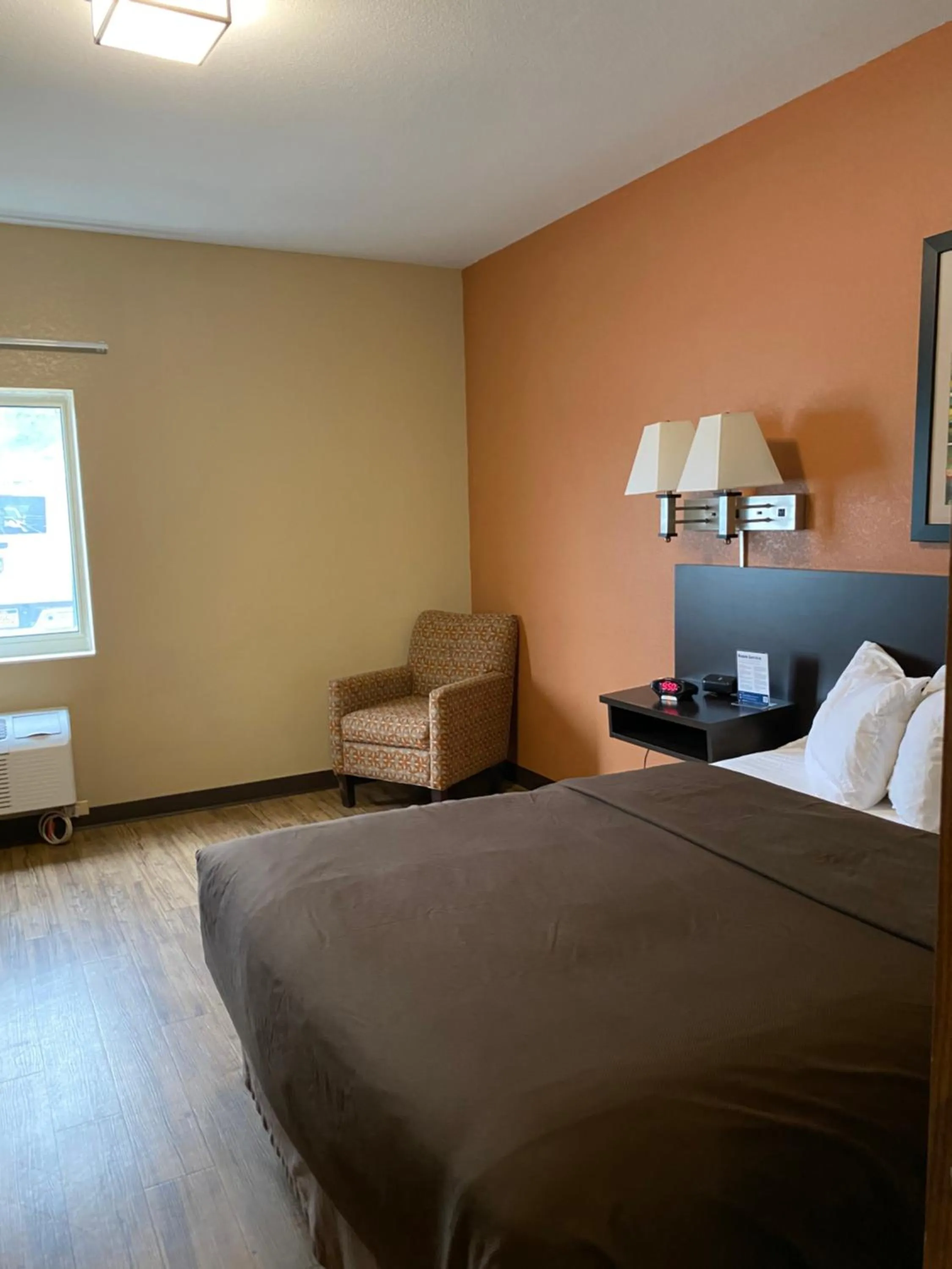 Standard Queen Room - Disability Access / Non Smoking in Suburban Studios Washington, PA