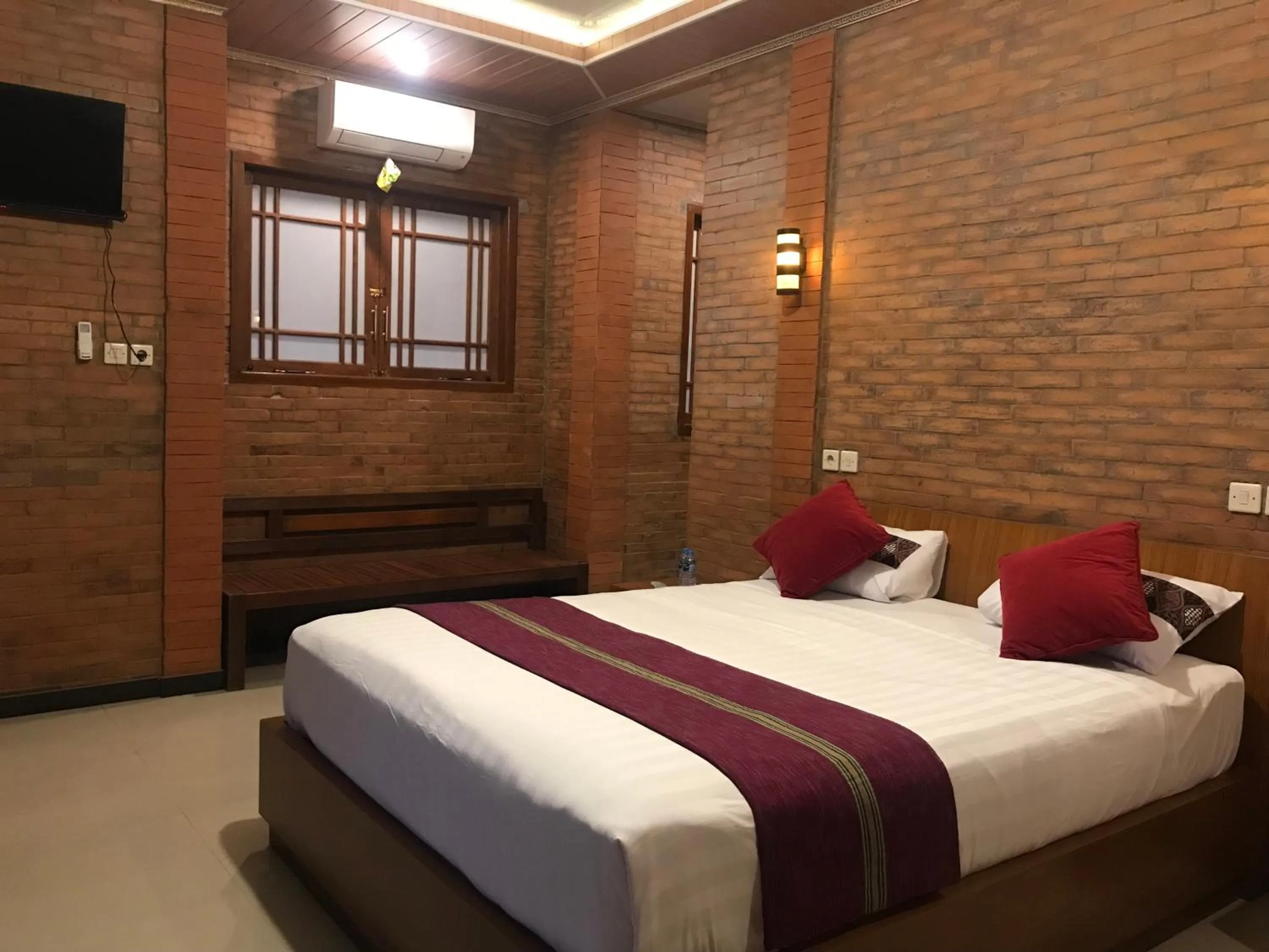 Queen Room with Balcony in Lotus 2 Guest House