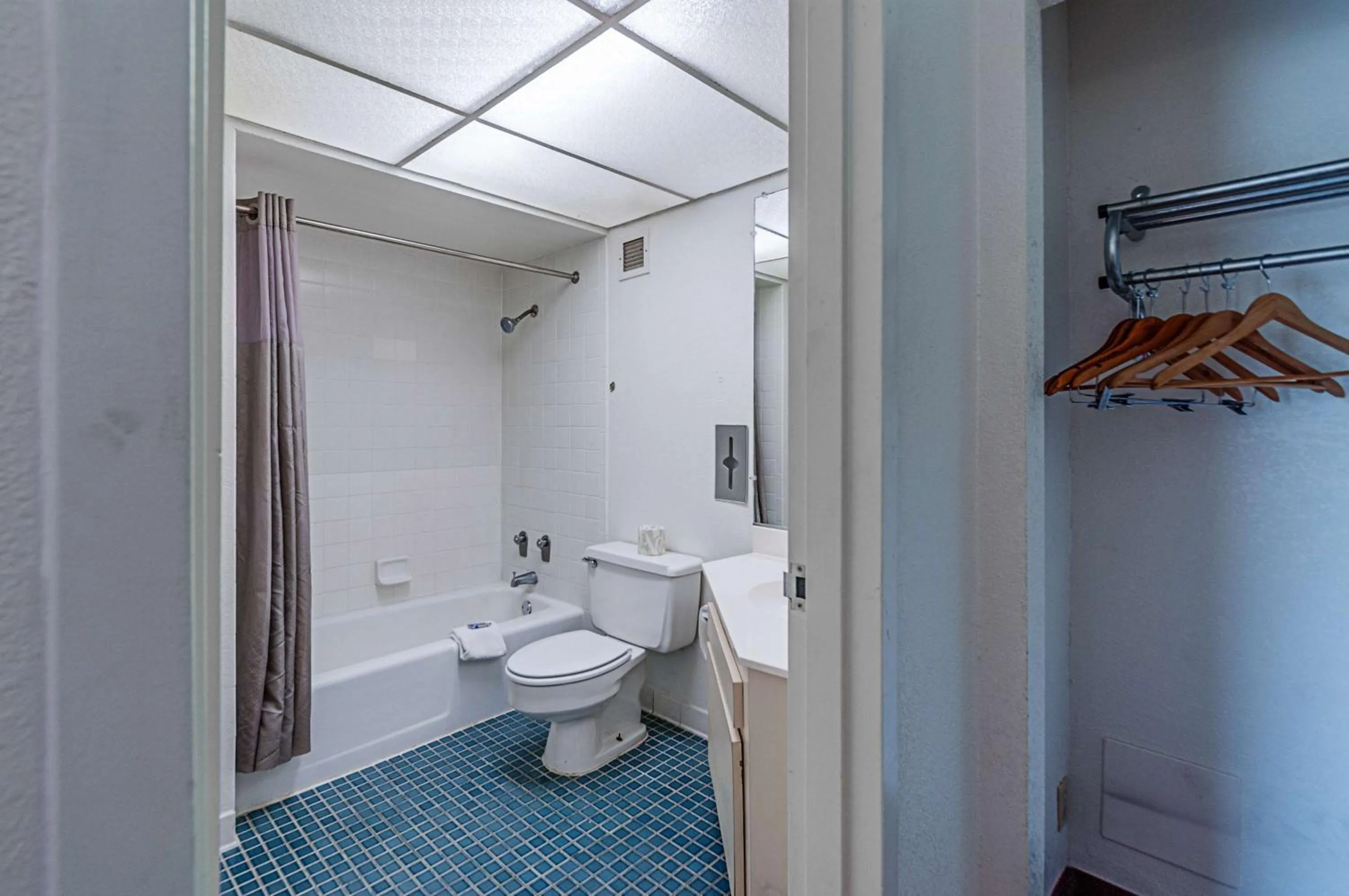 Deluxe King Room - Non-Smoking in Motel 6-Dumfries, VA