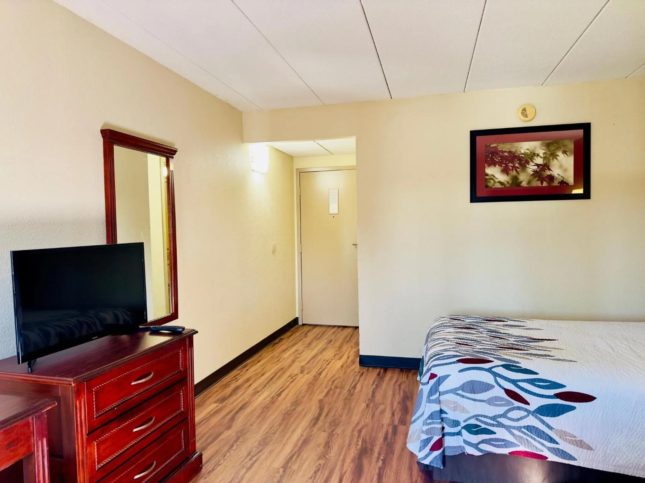 Deluxe Queen Room Non-Smoking in Red Roof Inn Hartford - Vernon