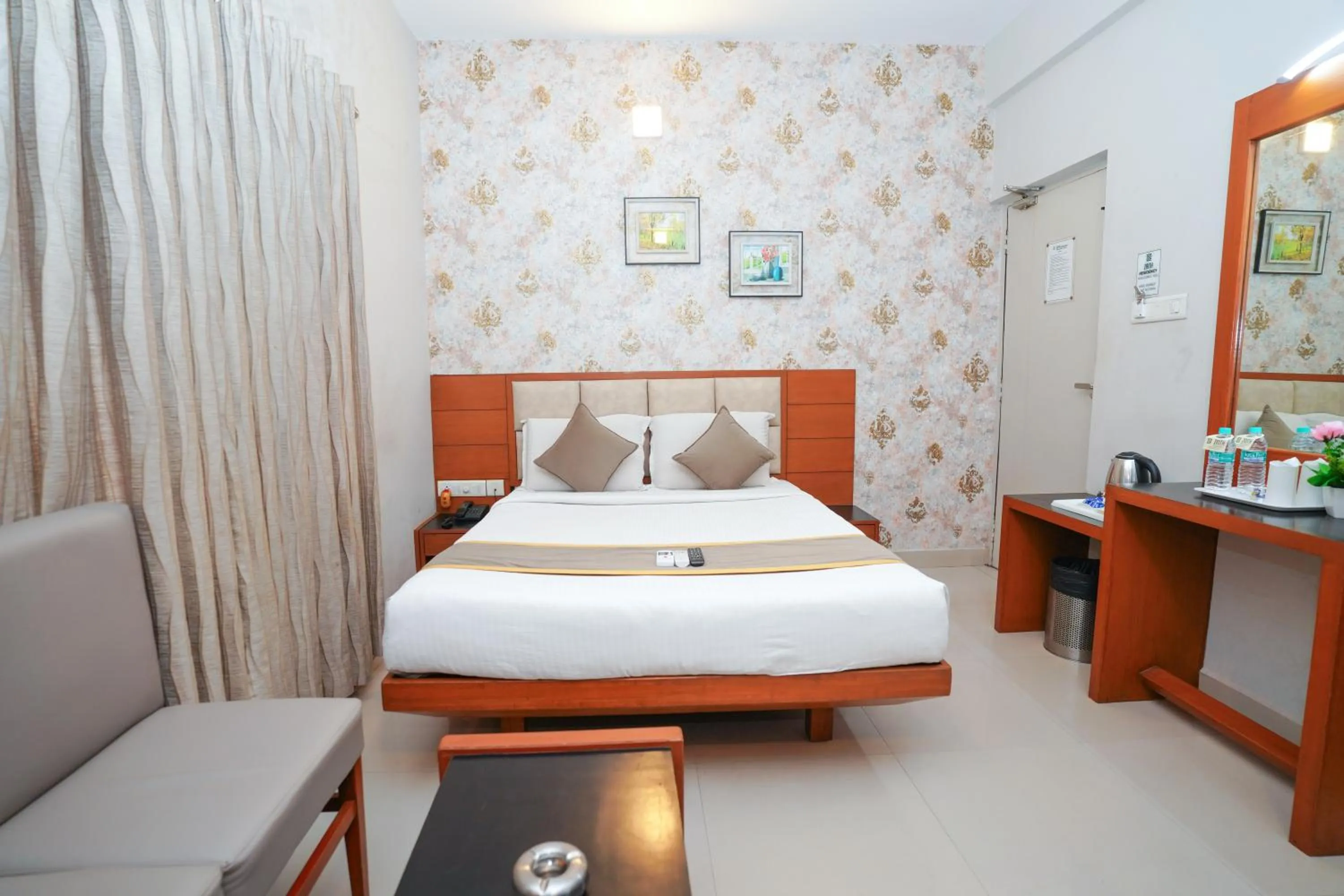 Deluxe Double Room in Zaith Residency Near US Consulate & Apollo hospitals