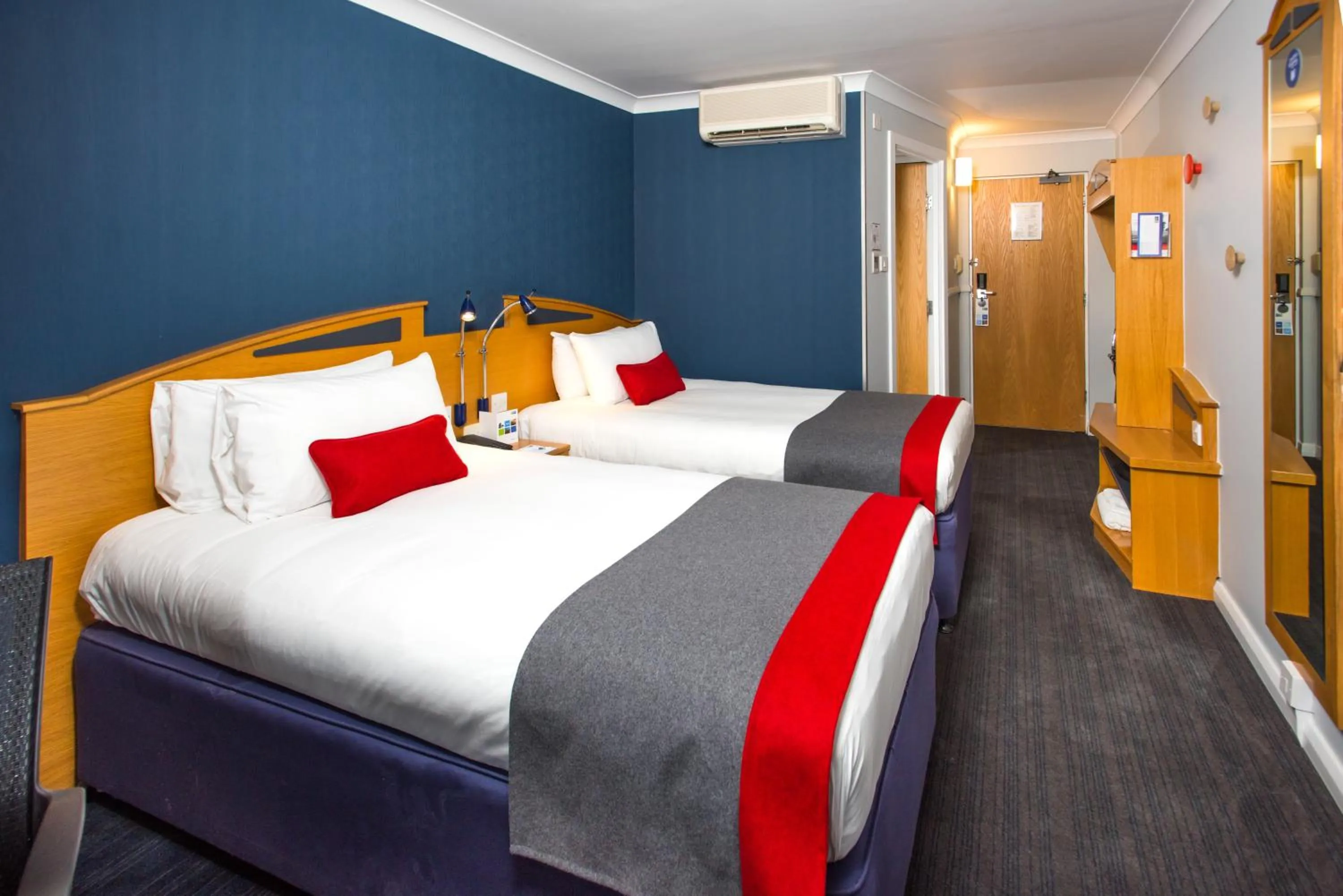 Standard Twin Room with Free Hot Breakfast in Holiday Inn Express East Midlands Airport by IHG