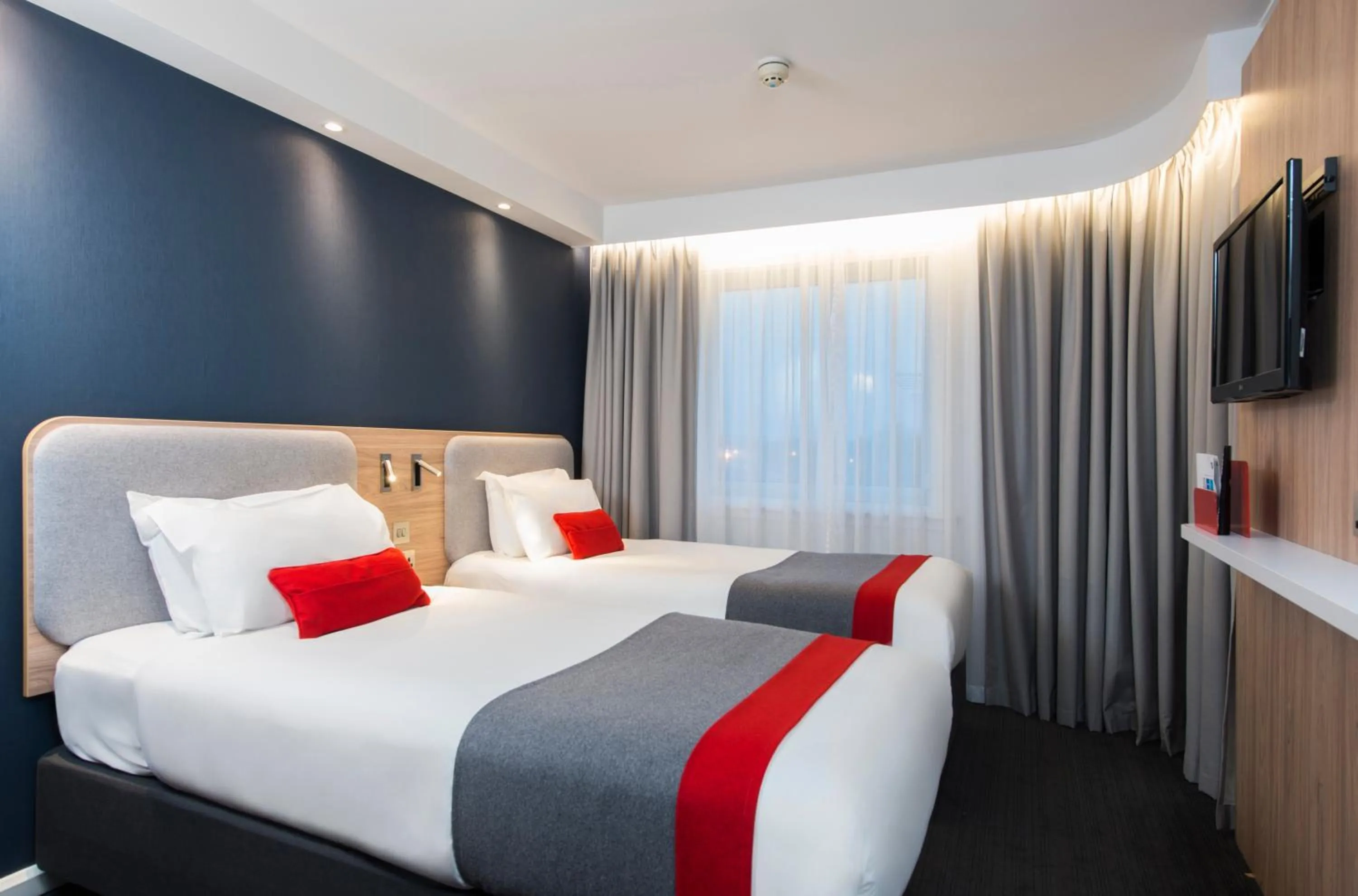Standard Twin Room with Free Hot Breakfast in Holiday Inn Express London-Hammersmith by IHG