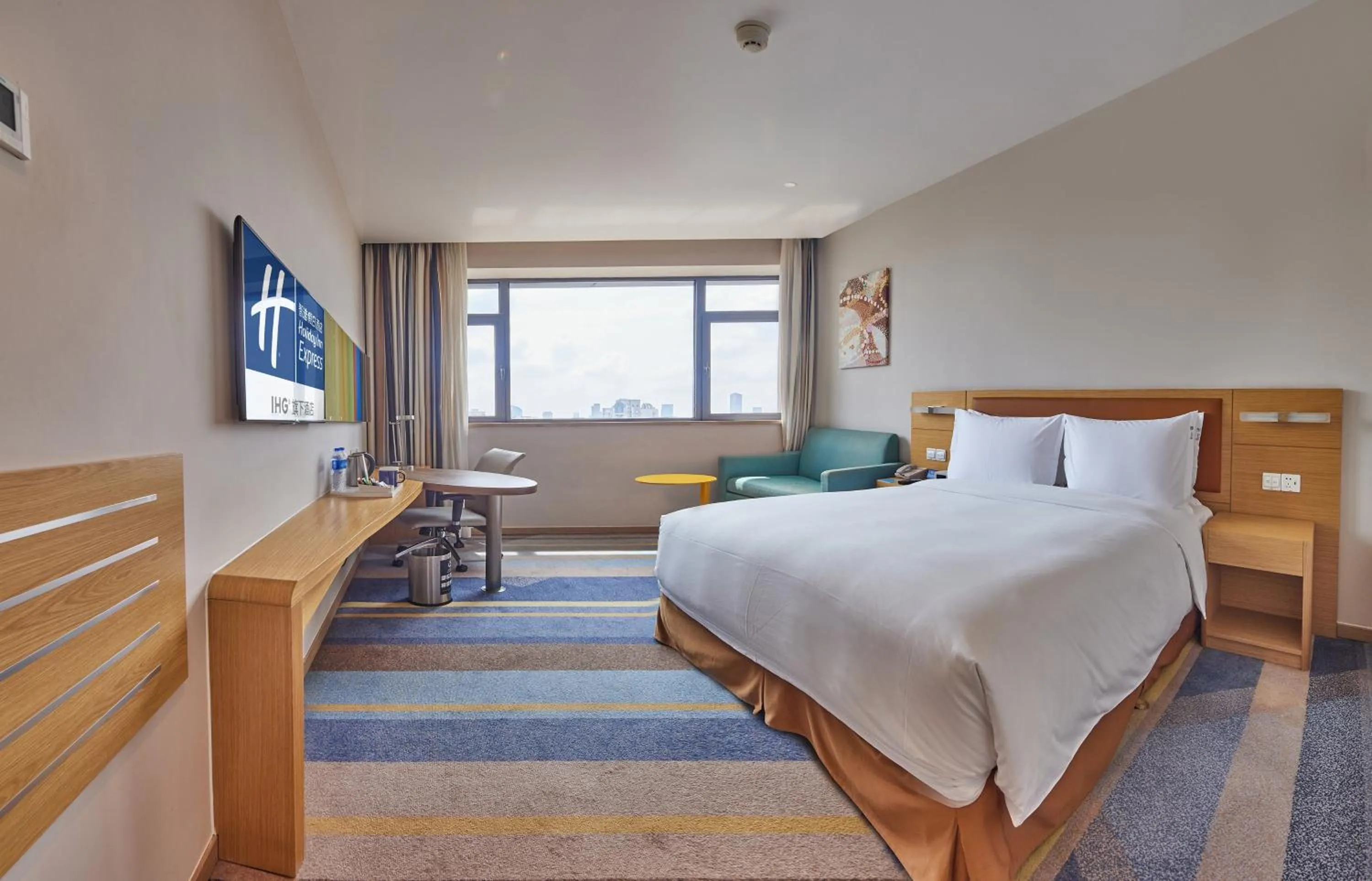 Standard Queen Room with Extra Floor Space in Holiday Inn Express Shanghai Zhenping by IHG