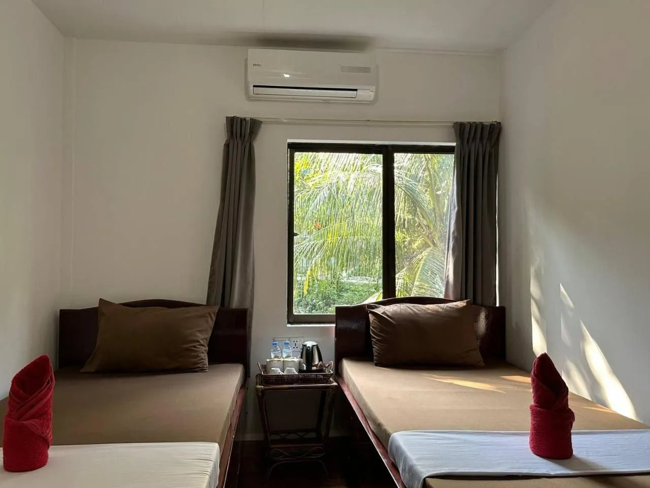 Deluxe Twin Room in Happy Elephant Bungalows