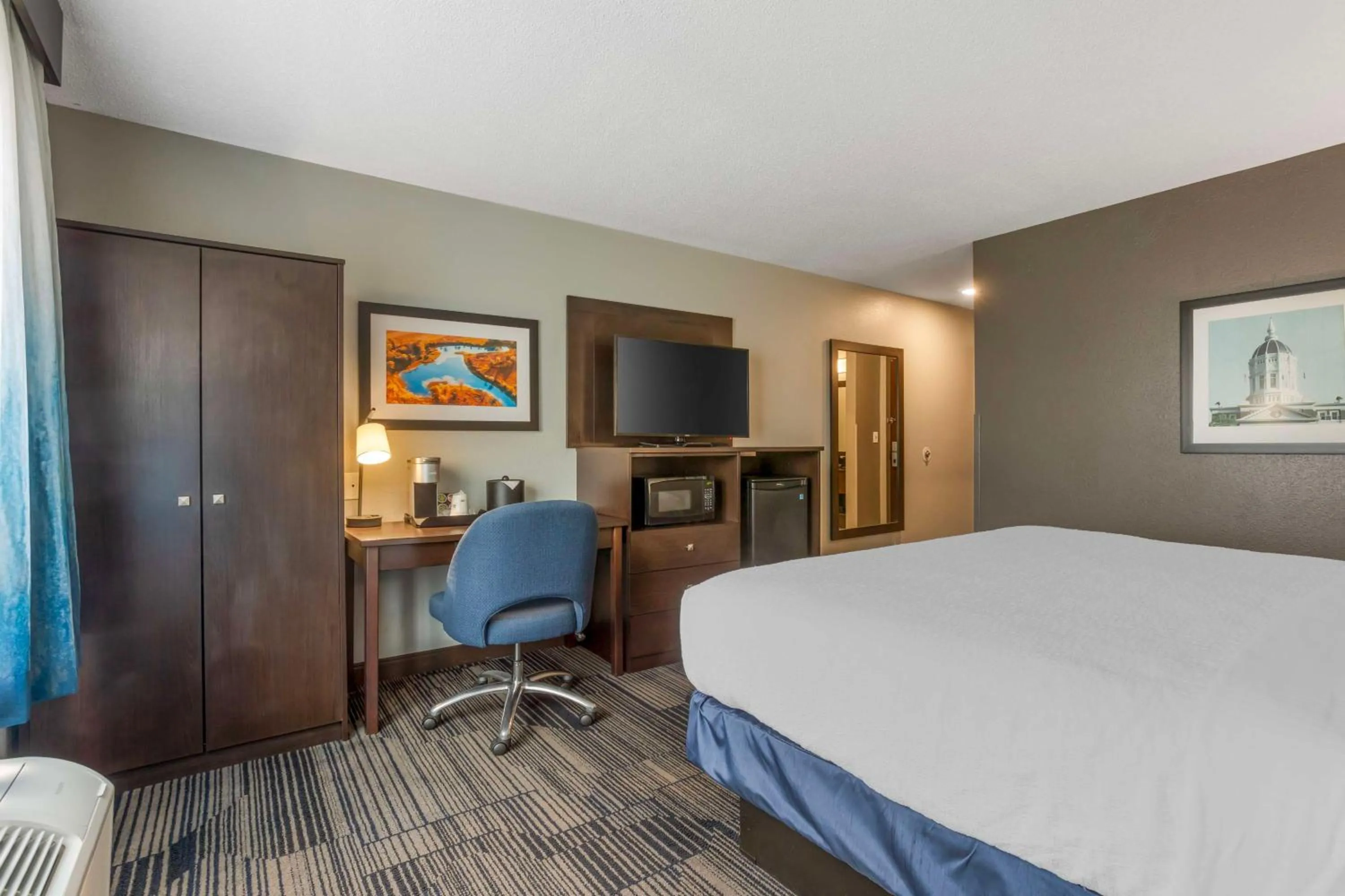 King Room with Roll-in Shower - Disability Access/Non-Smoking in Best Western Plus Columbia Inn