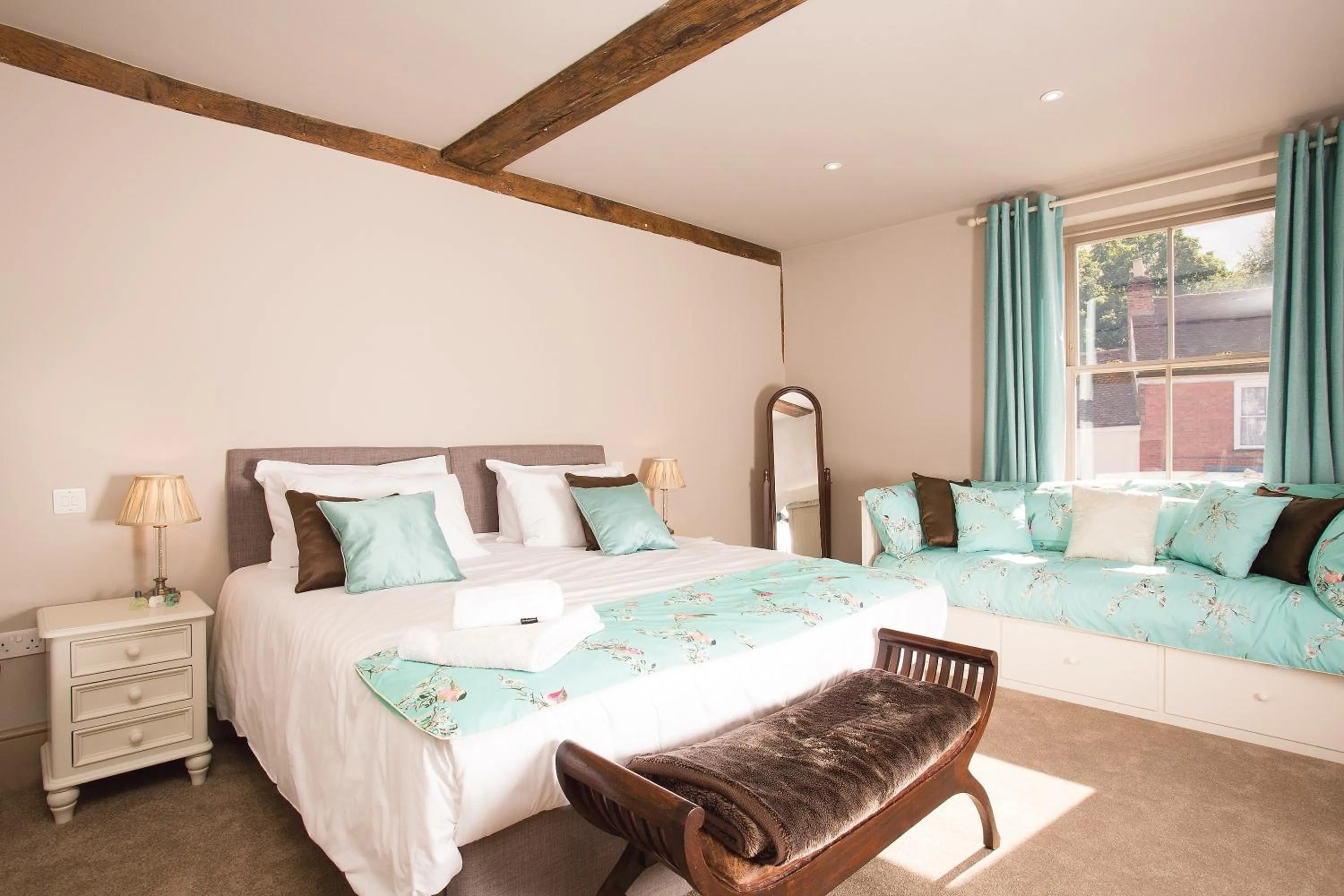 Deluxe Family Room in The Harvard Inn