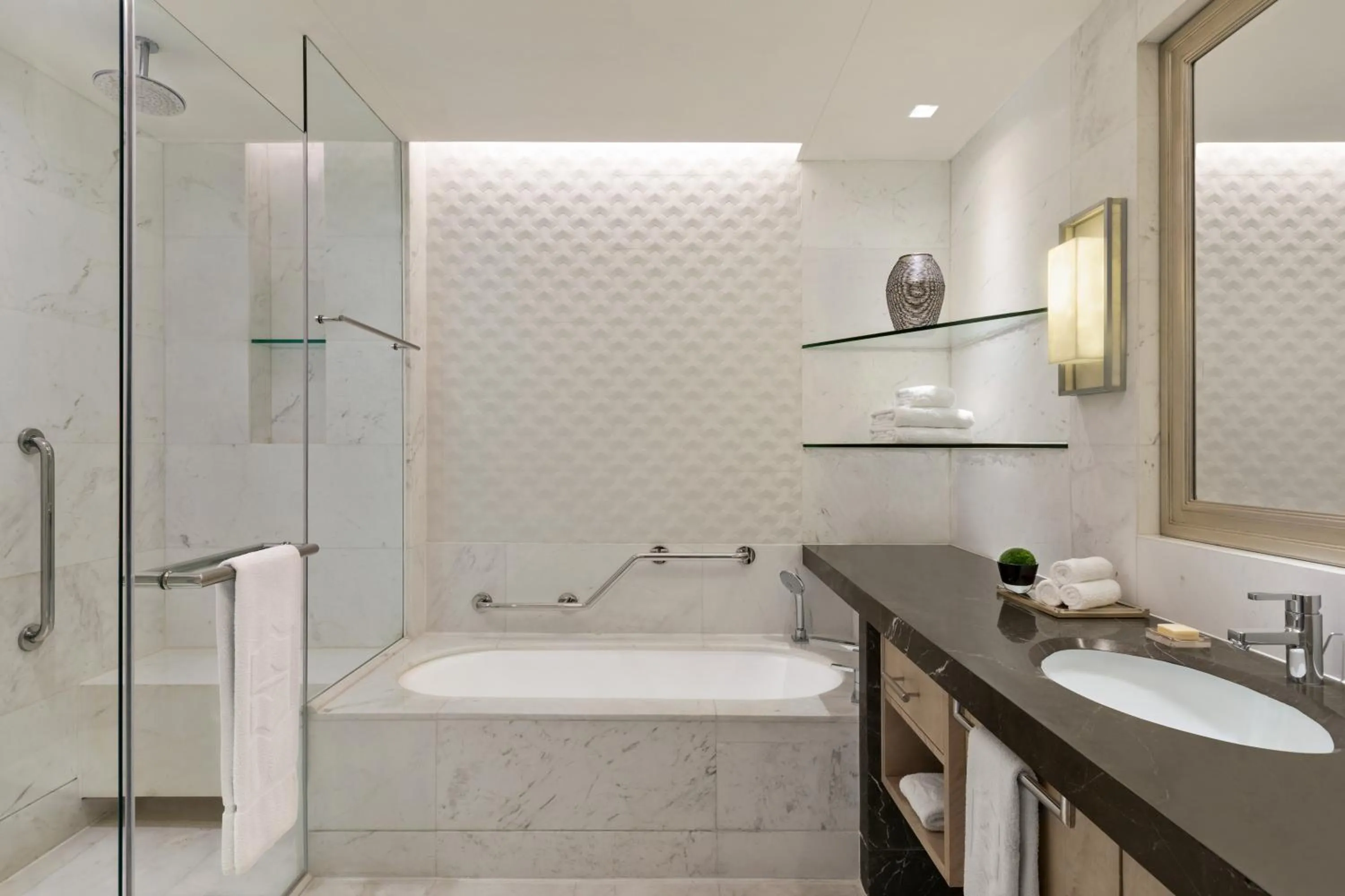 Deluxe Twin in Shangri-La The Fort, Manila