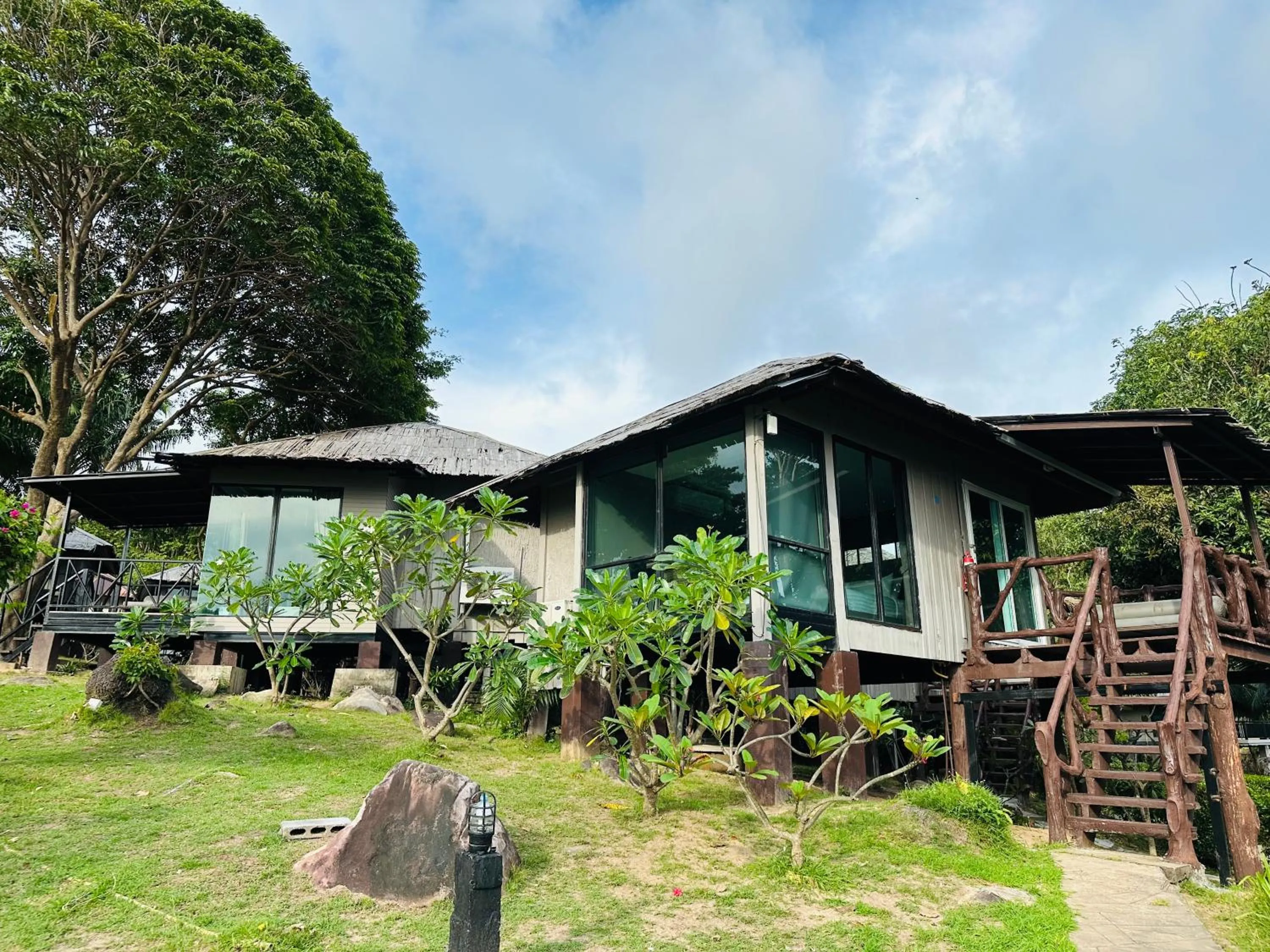 Deluxe Bungalow with Sea View in HIP Seaview Resort @ Phi Phi