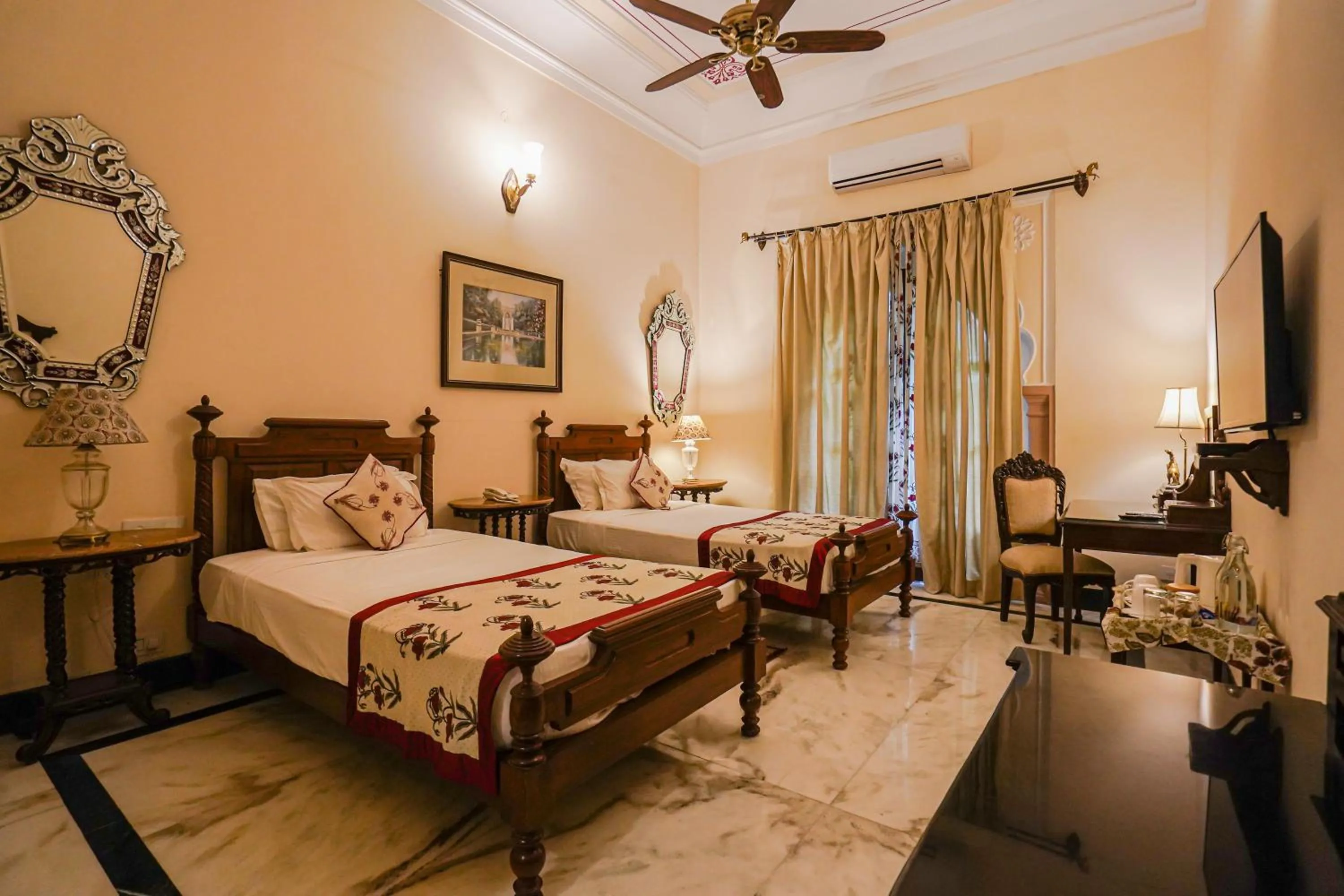 Deluxe Twin Room in Khas Bagh