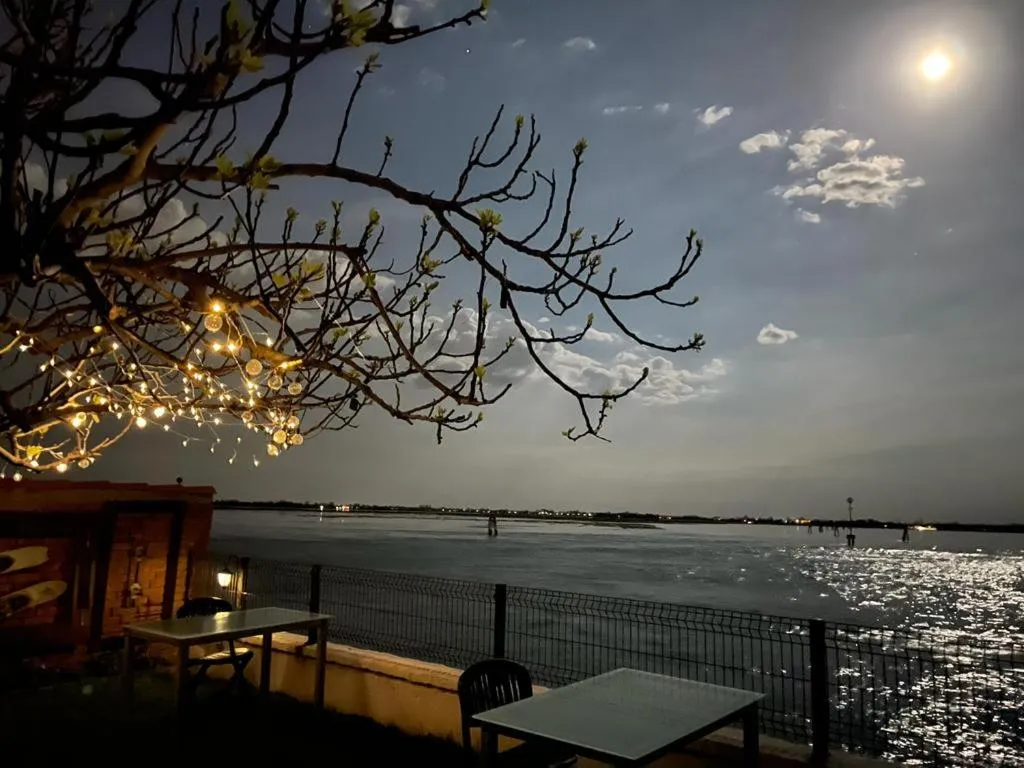 Apartment with Balcony and Sea View in Casa Sulla Laguna