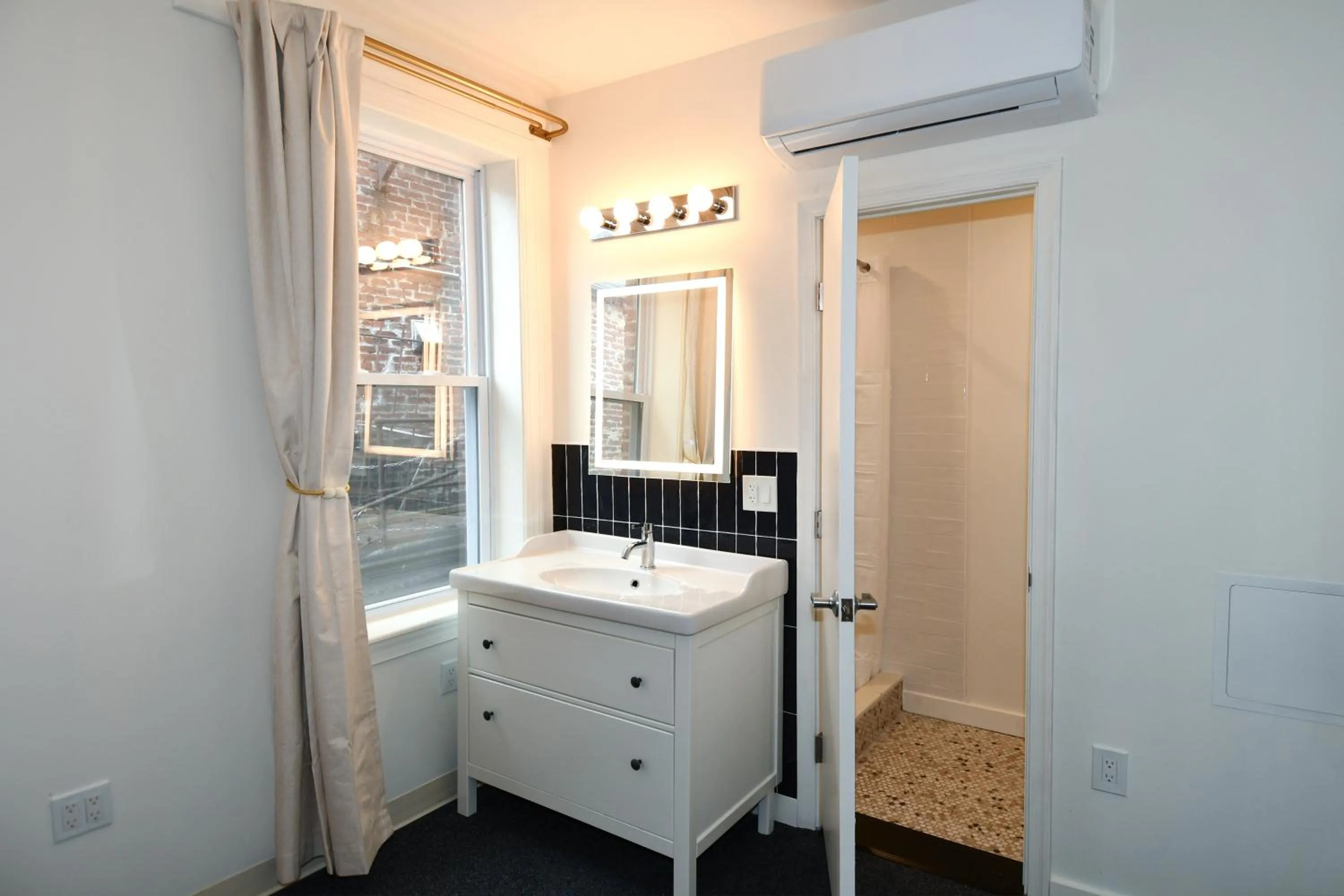 Cozy King Annex Building (Across the Street) - Rear-Facing Room in HighRoad Washington DC