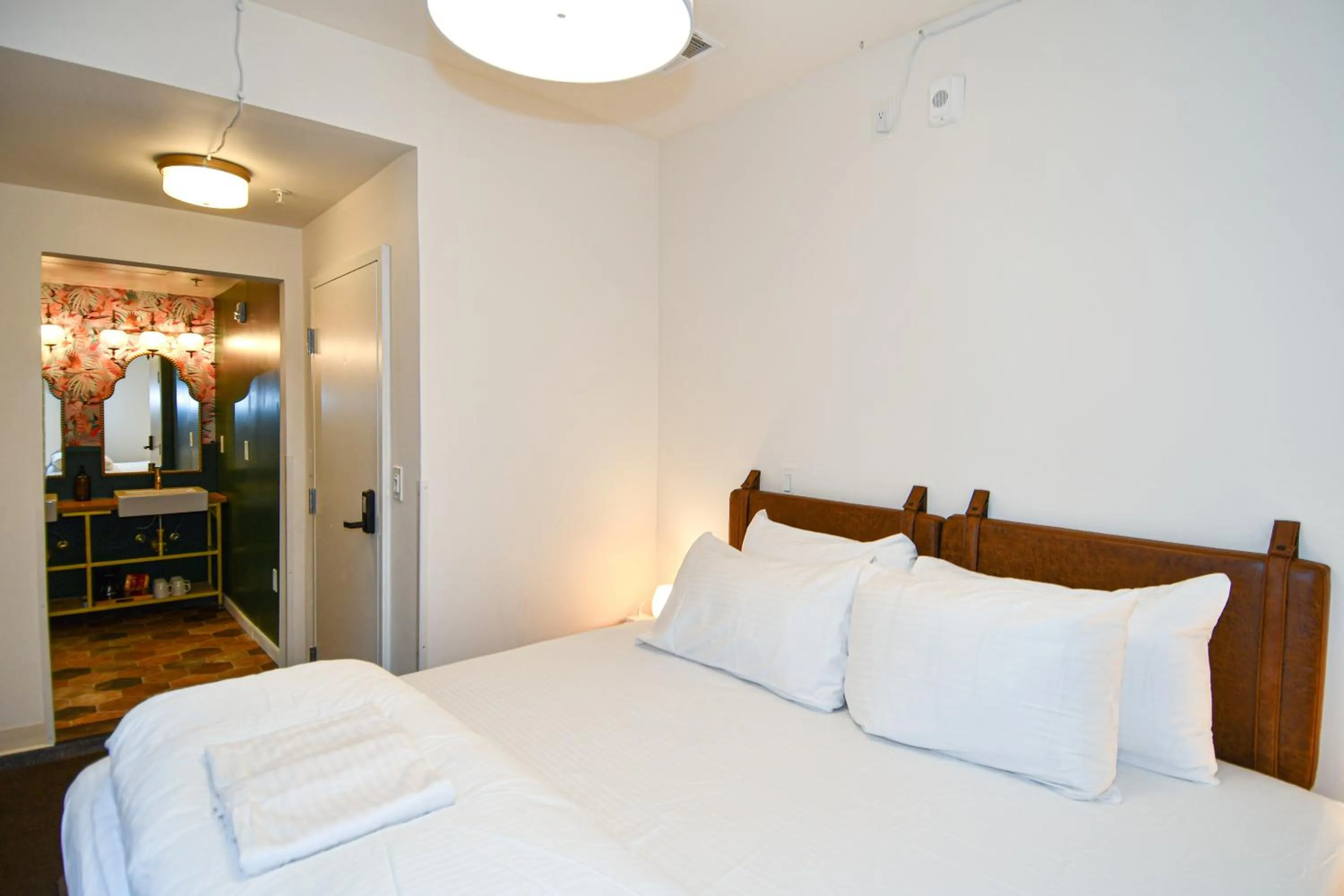 Cozy King Annex Building (Across the Street) - Limited View Sideyard Room in HighRoad Washington DC