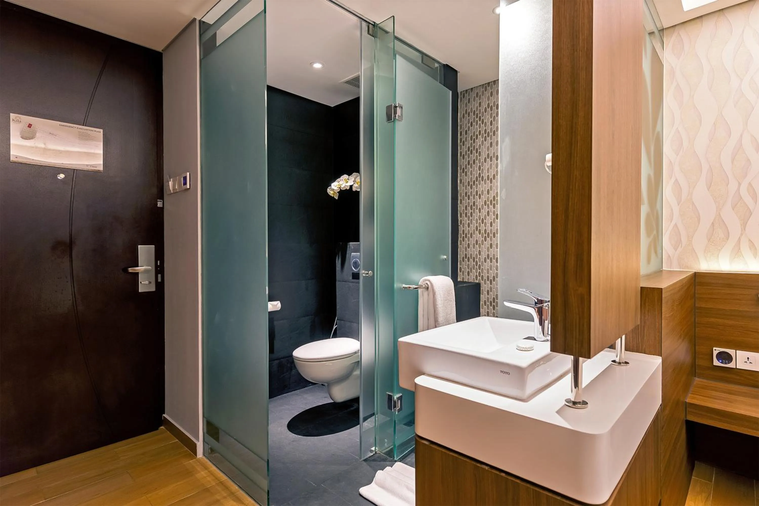 Early Booker Hot Deal at Superior Room with Free Benefit in Infinity8 Bali