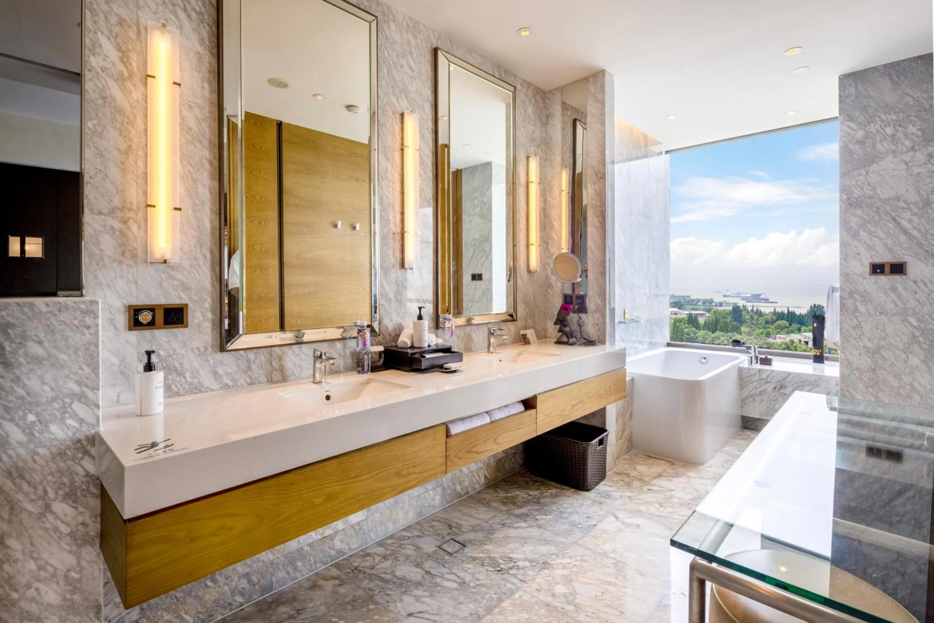 Premium King Room with River View in InterContinental Nantong by IHG-Best view of yangtze