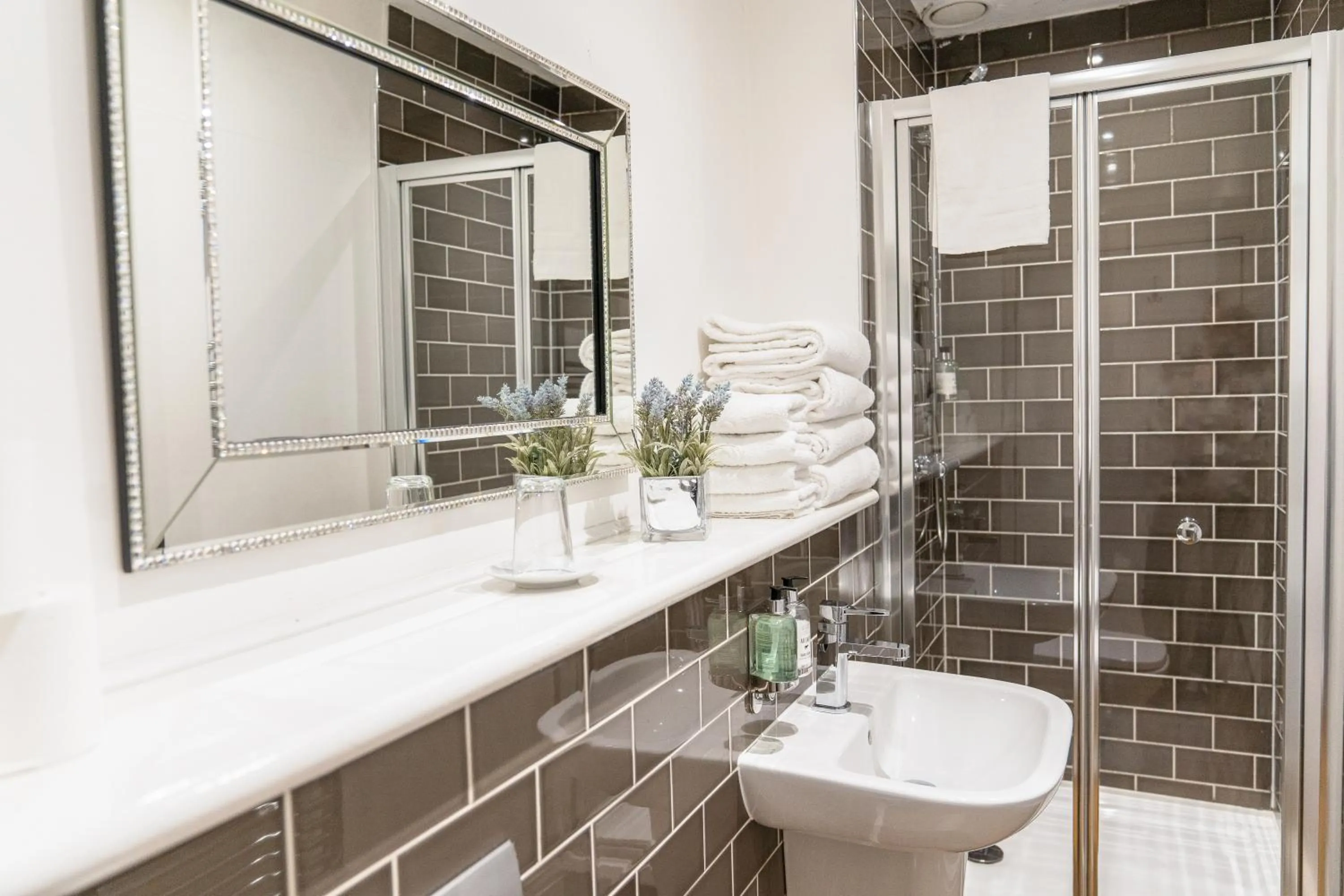 Two-Bedroom Apartment in Edinburgh Castle Apartments