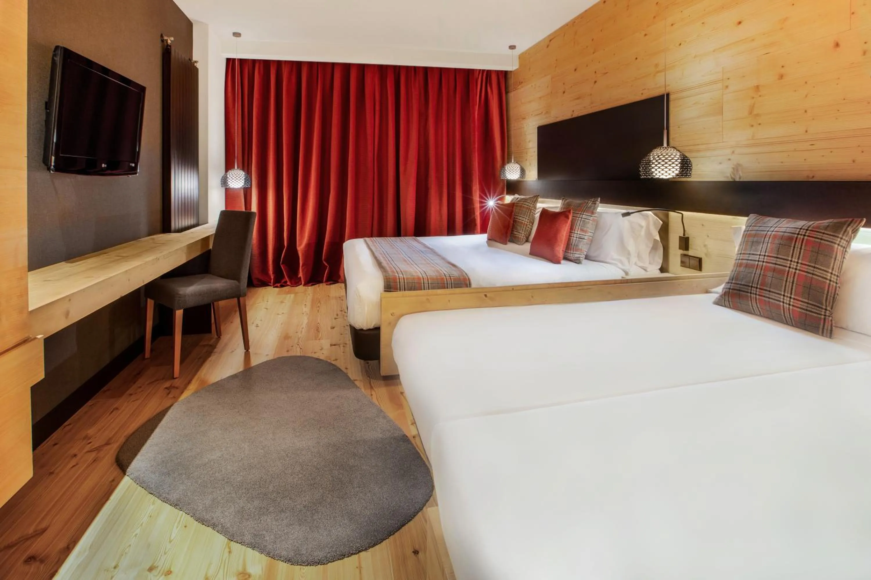 Deluxe Quadruple Room in Park Piolets MountainHotel & Spa
