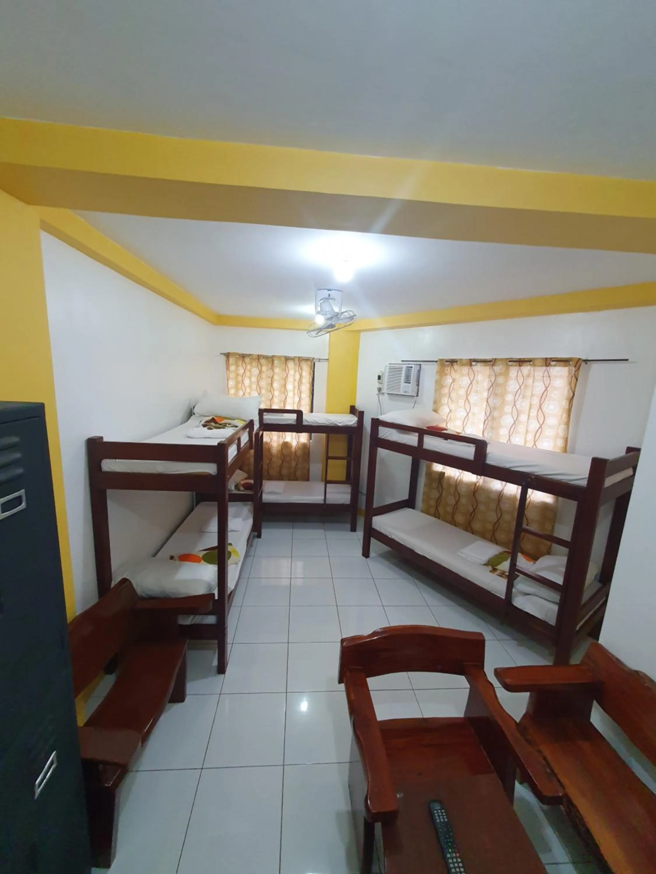 6-Bed Mixed Dormitory Room in Moalboal Tropics