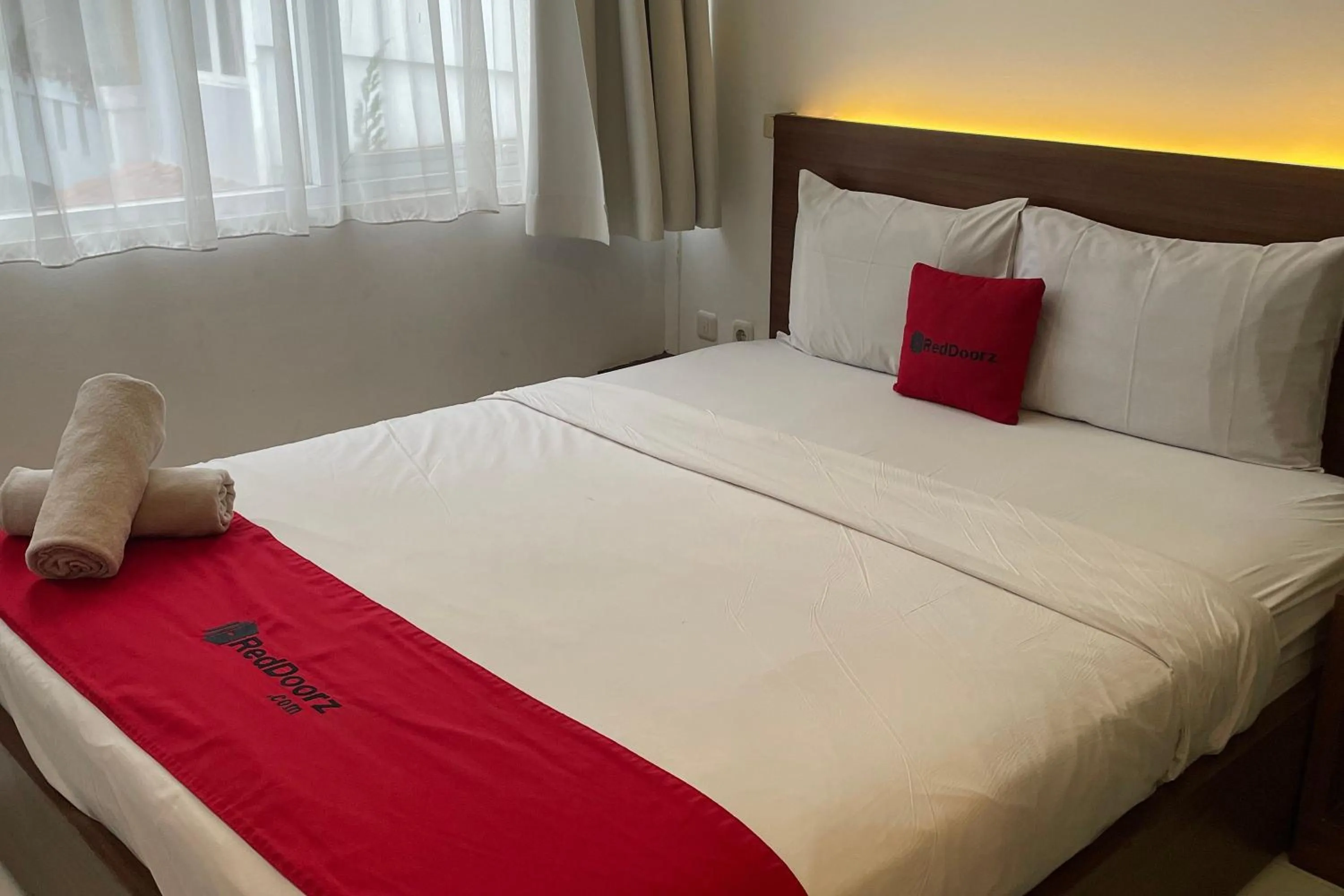 Deluxe Room in RedDoorz Plus near Parahyangan University
