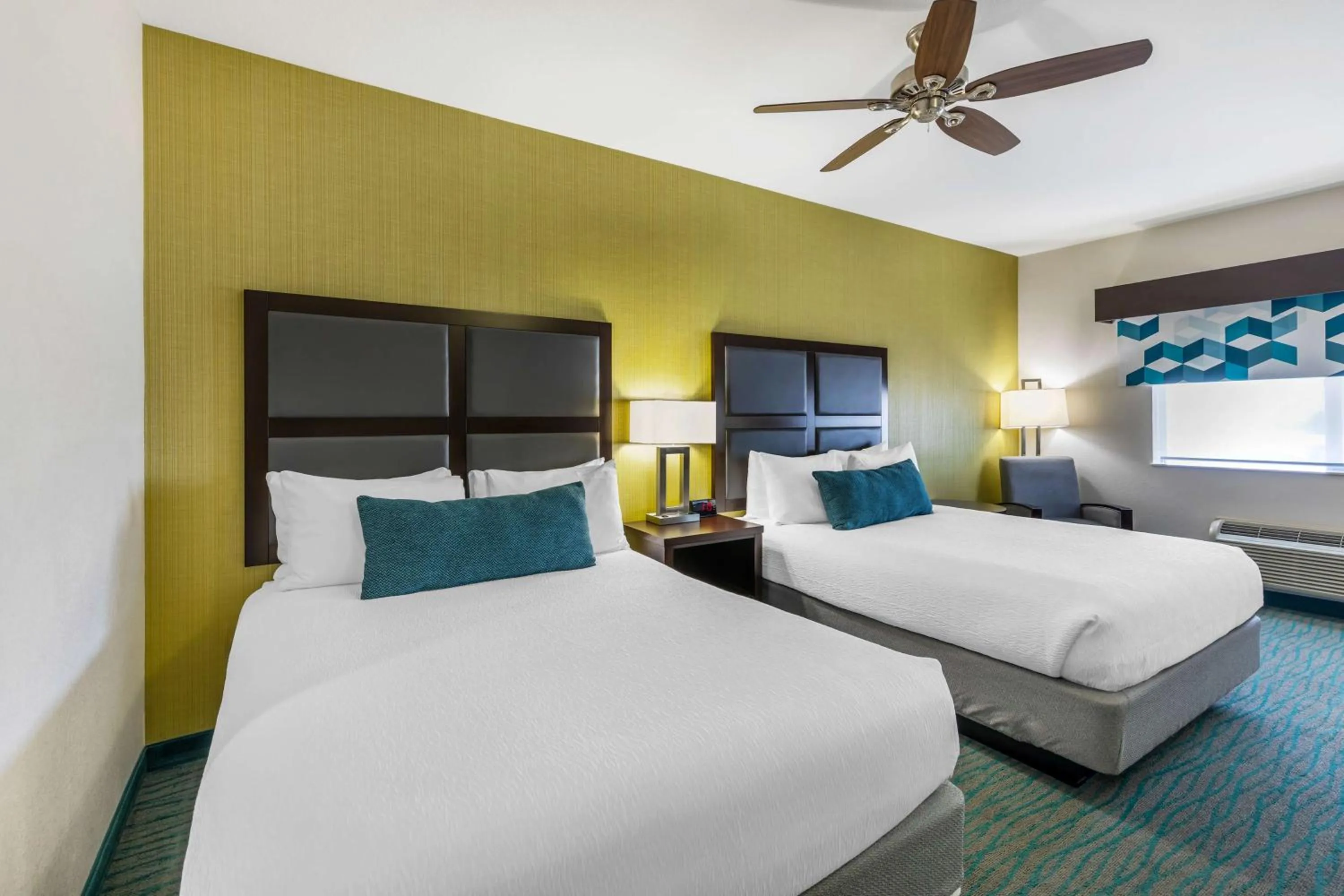 Queen Room with Two Queen Beds and Bath Tub - Disability Access in Best Western Plus Taft Inn