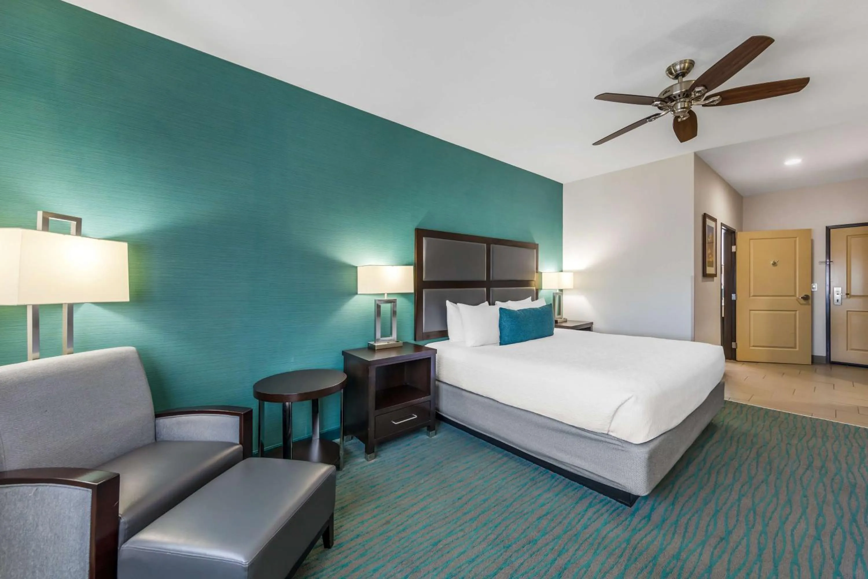 King Room with Bath Tub - Disability Access in Best Western Plus Taft Inn