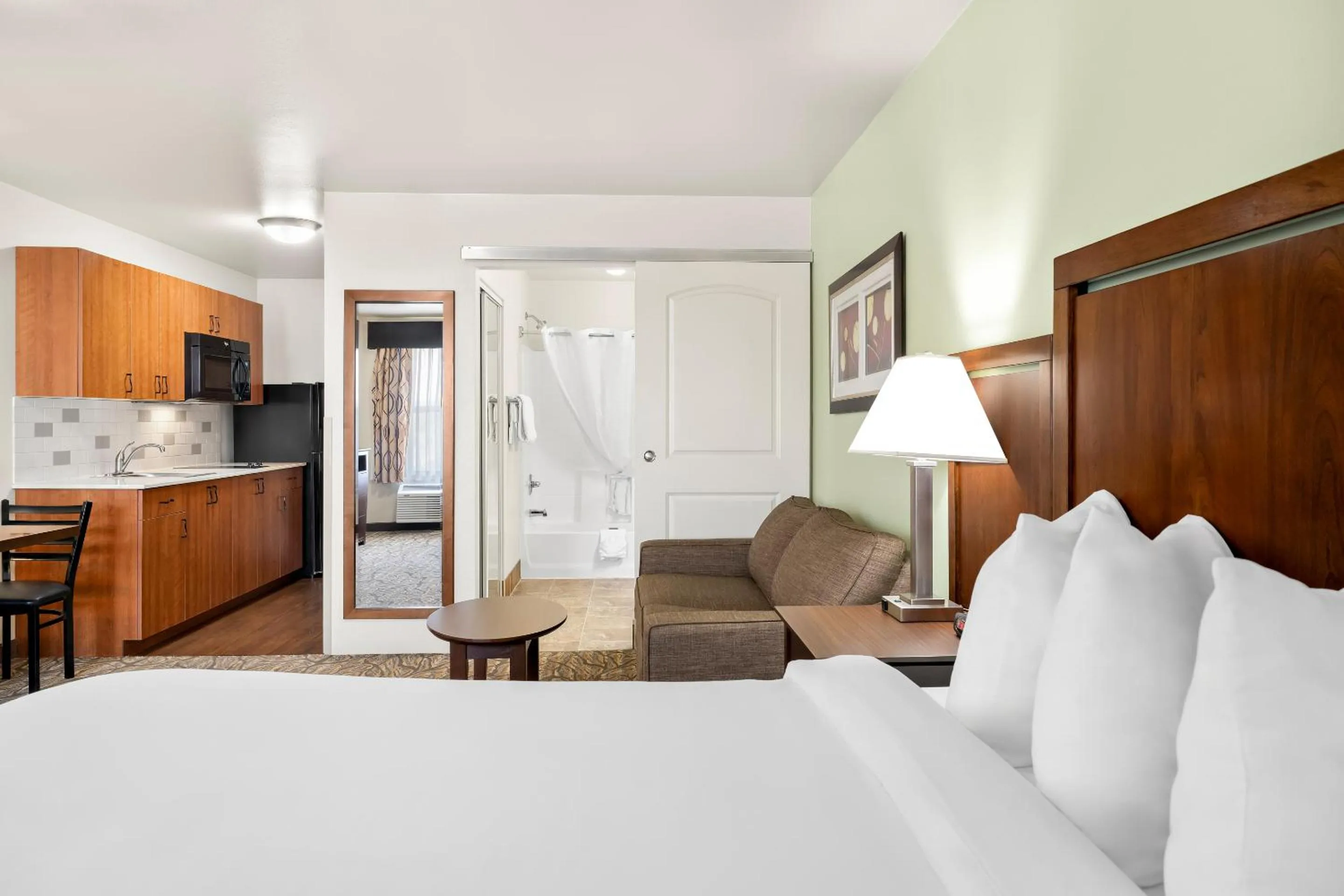 Queen Studio with Kitchenette in Ledgestone Suites Hotel Elko