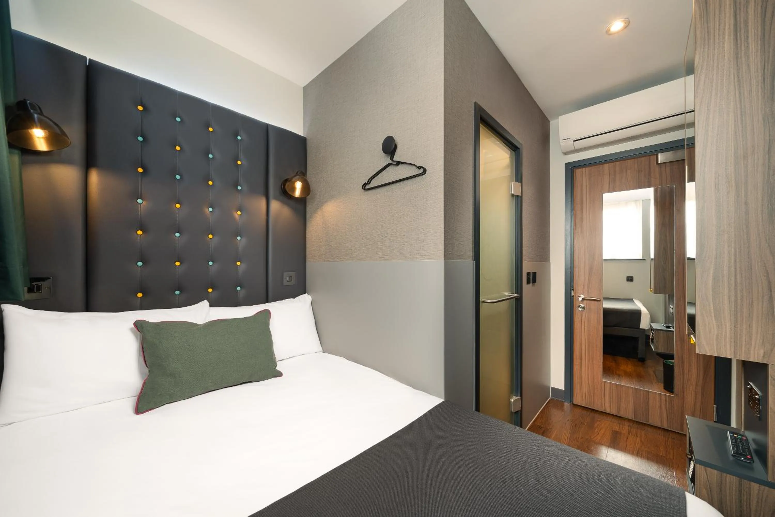 Cozy Single Room with Window in Point A Hotel London Westminster