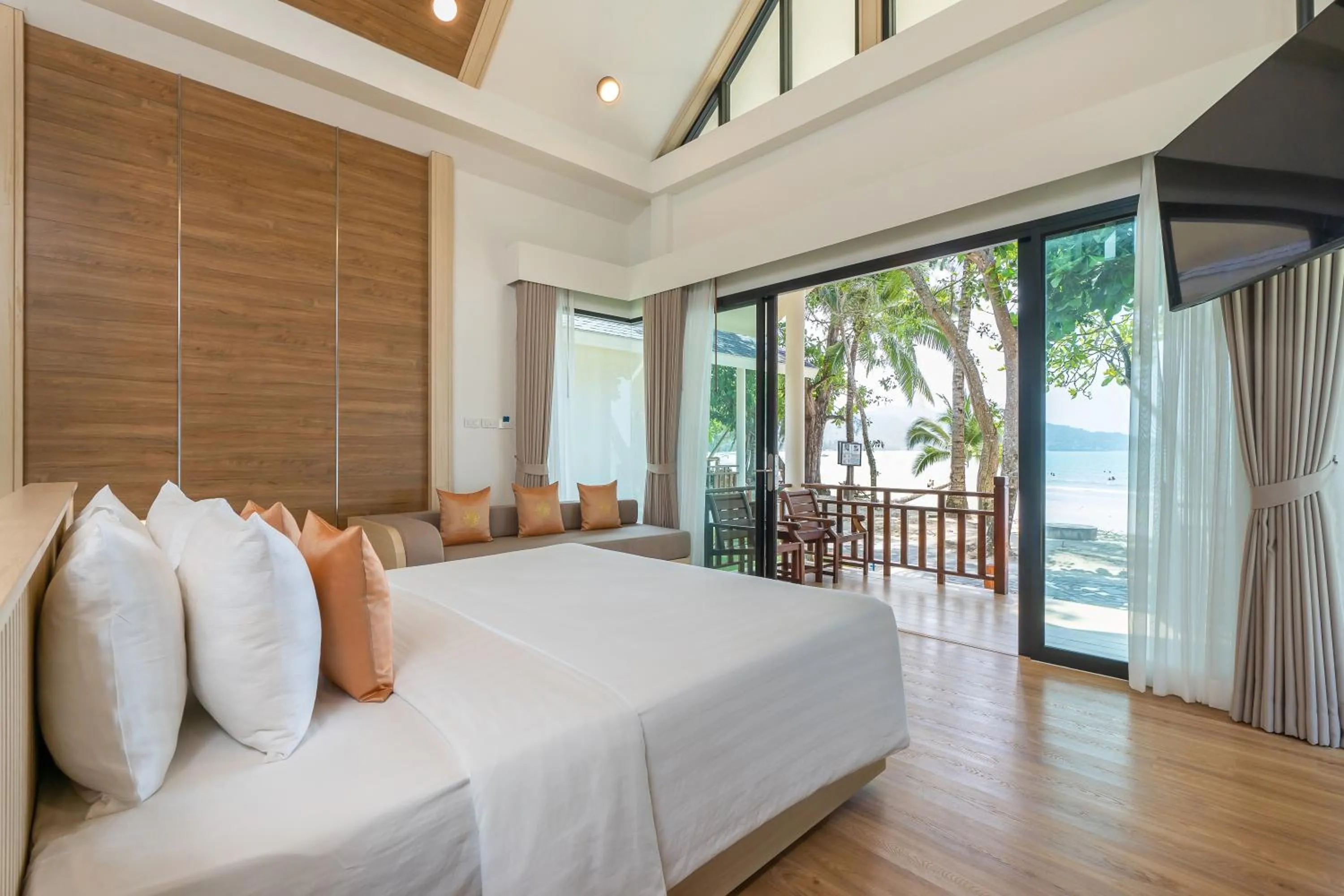 Grand Deluxe Beach Front in Koh Chang Paradise Resort & Spa