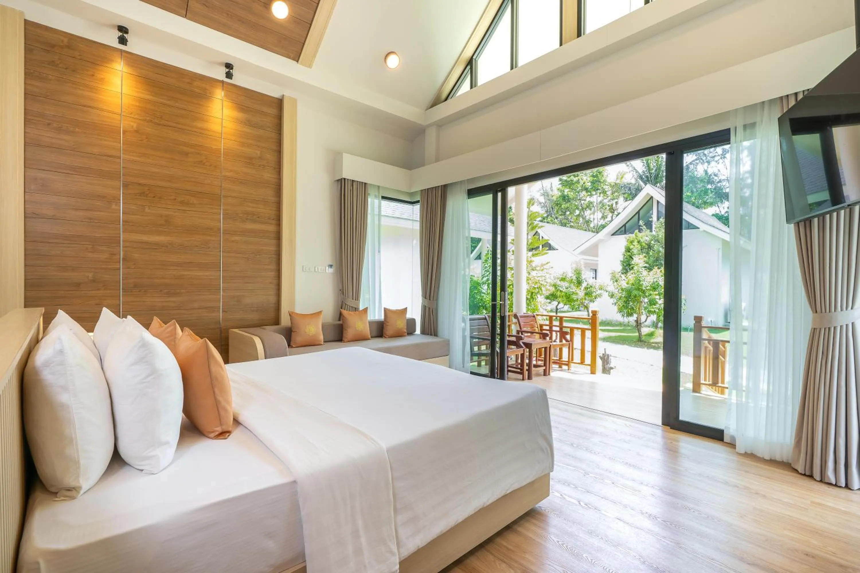Grand Deluxe Partial Seaview in Koh Chang Paradise Resort & Spa
