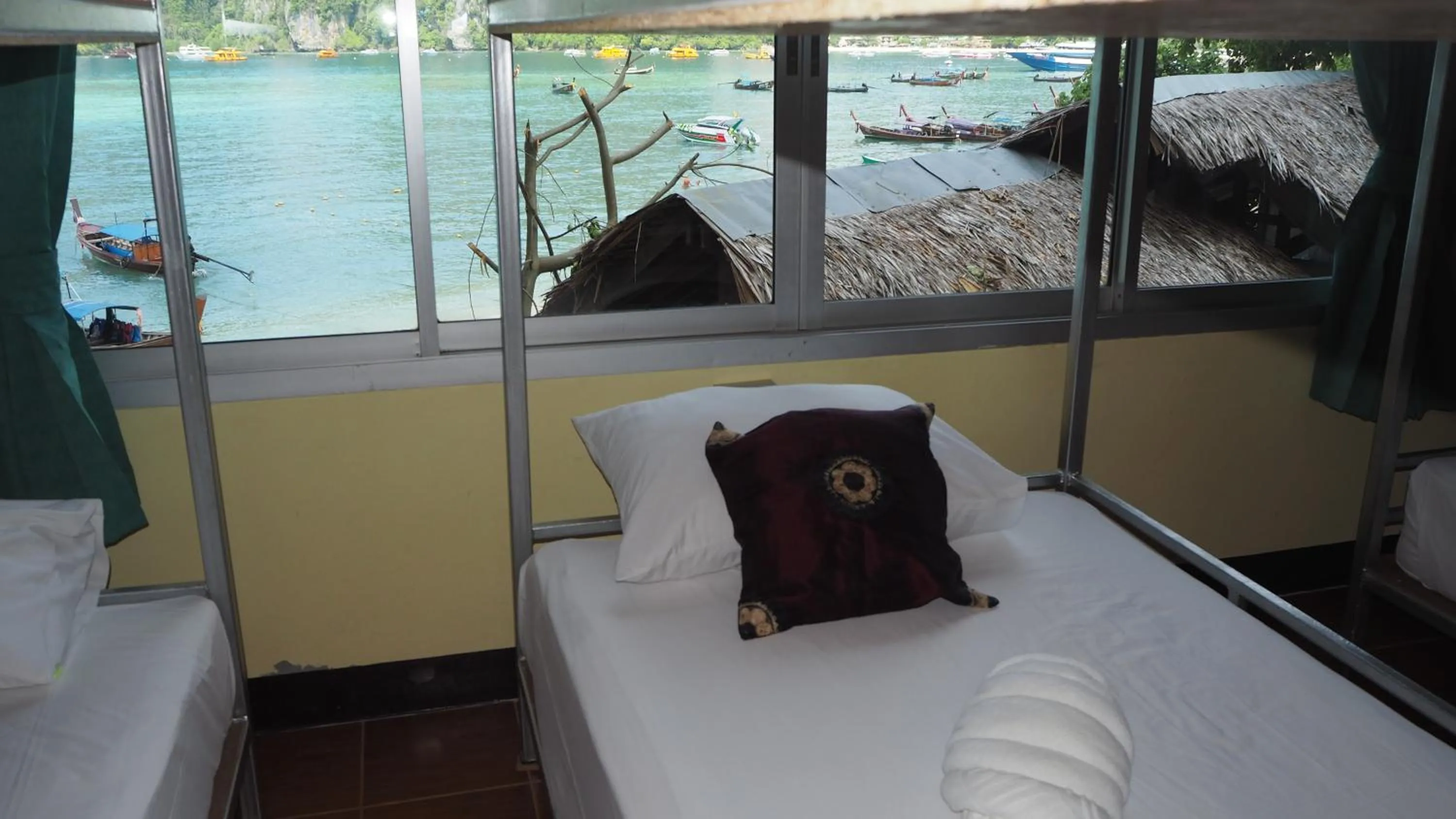 Bed in 6-Bed Female Dormitory Room in Chaokoh Phi Phi Hostel