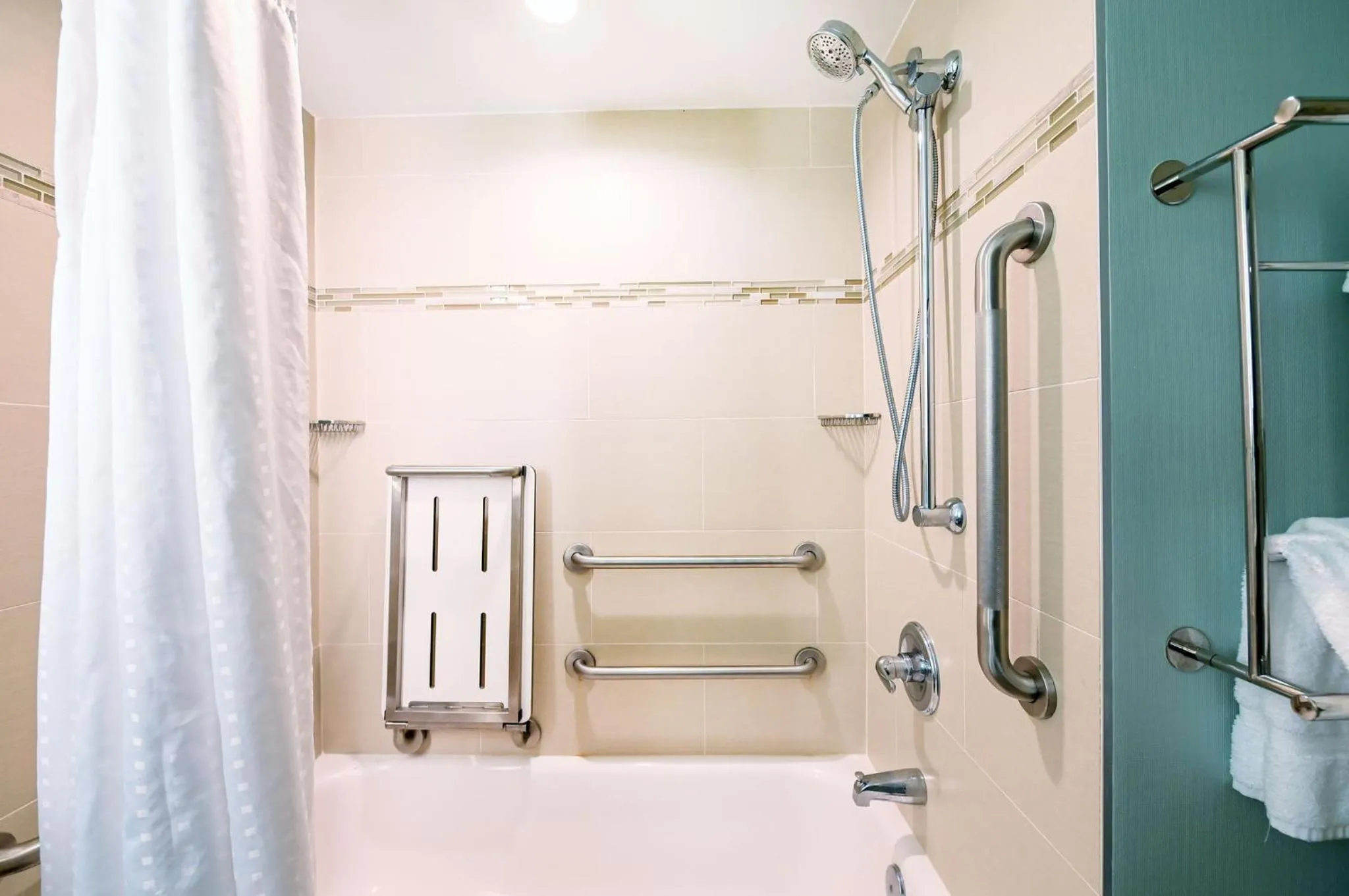 Standard King Room with Two King Beds and Mobility Accessible Tub in Holiday Inn University Area Charlottesville by IHG