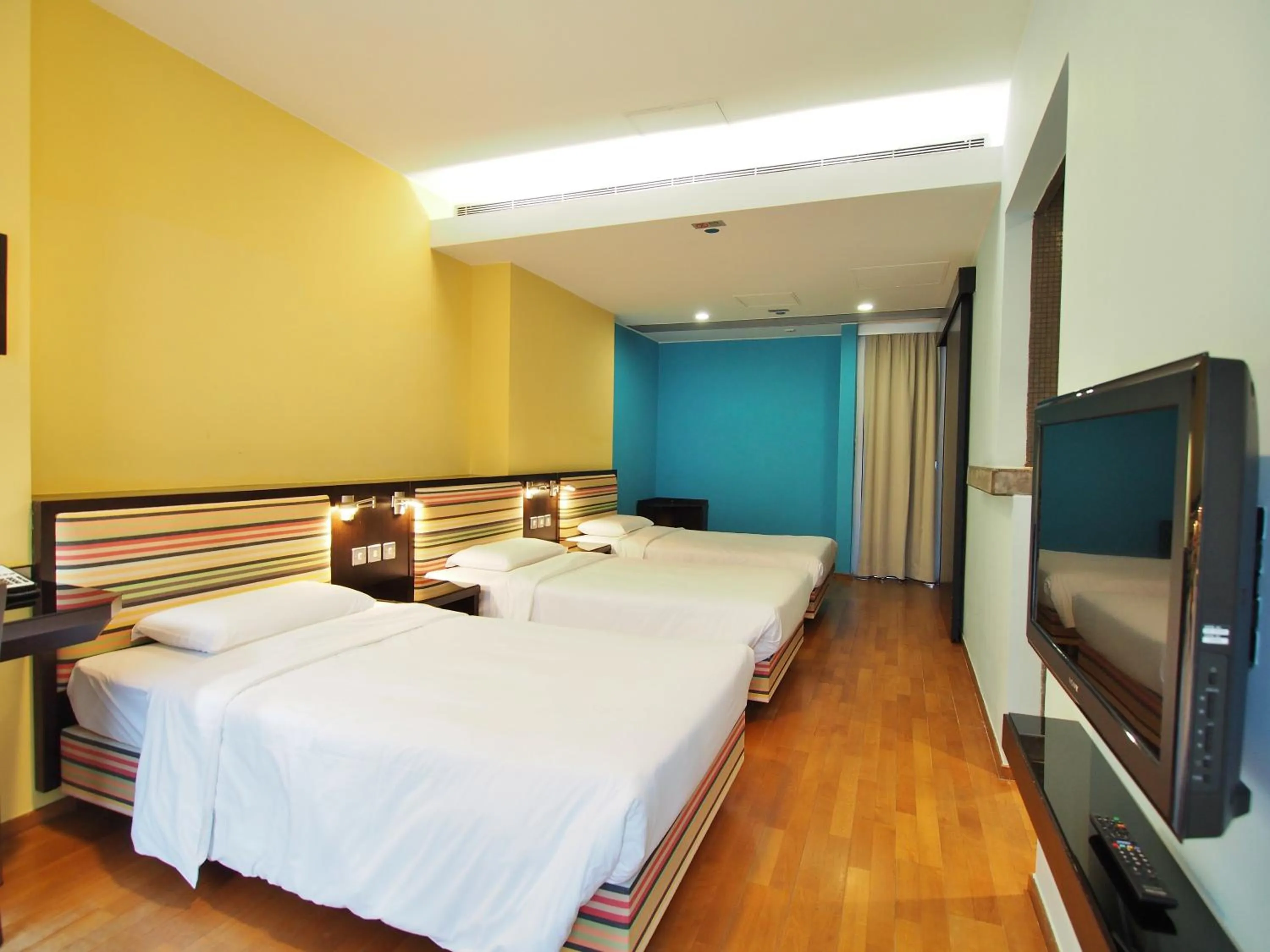 Triple Room with Bathroom in Y Loft