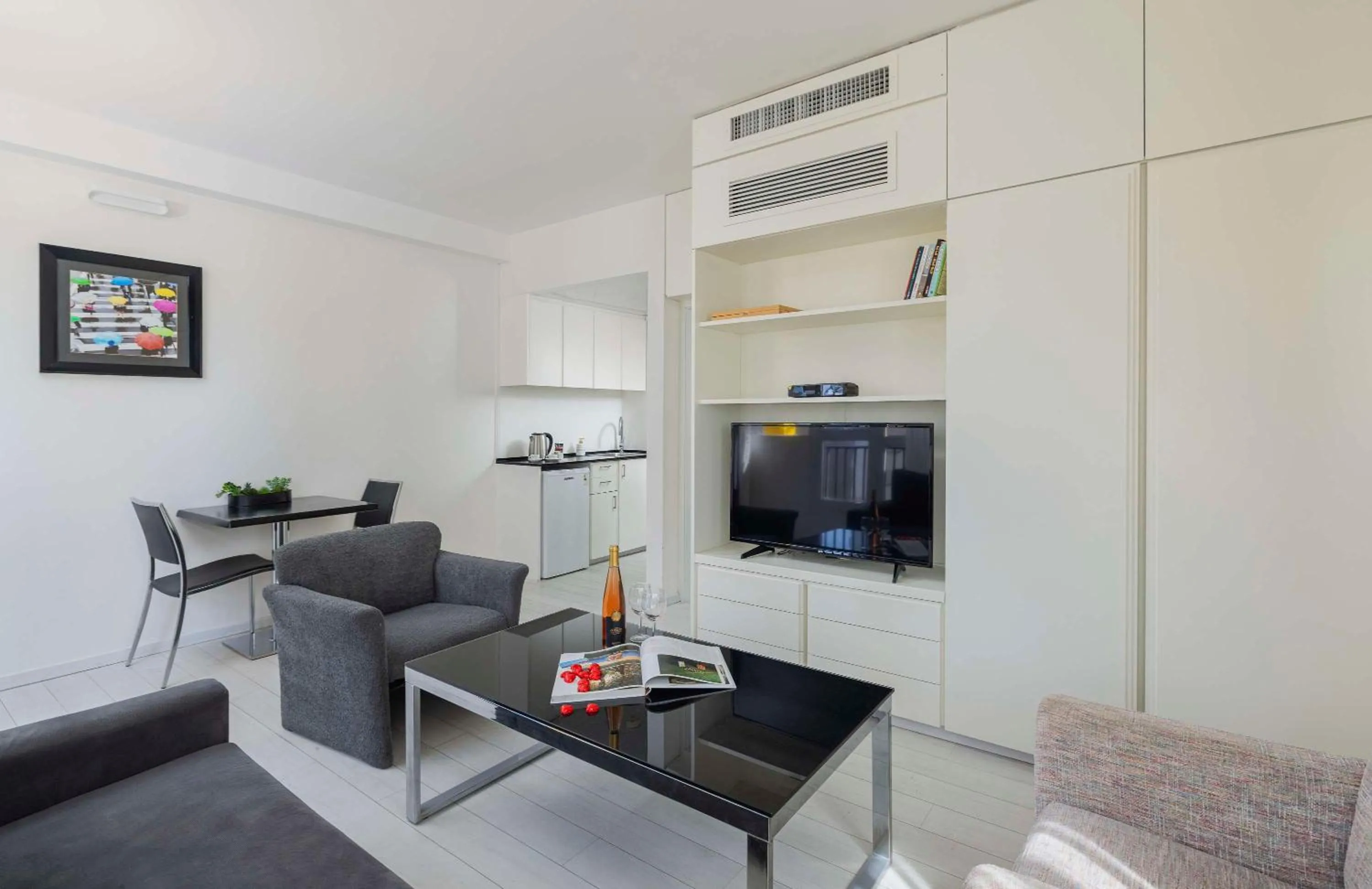 Queen Suite with Sofa Bed - single occupancy in Best Western Regency Suites