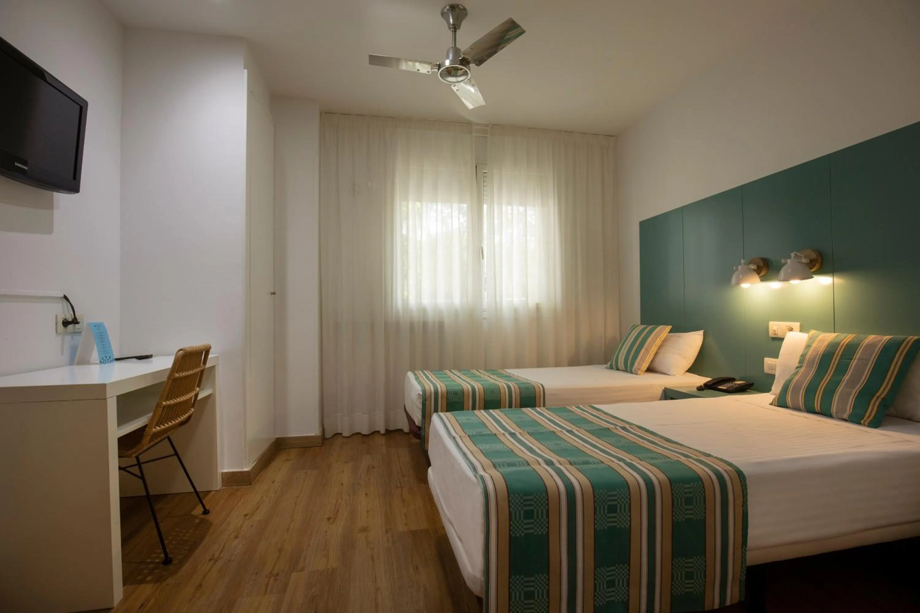 Double or Twin Room in Yomo Hostal BCN Port