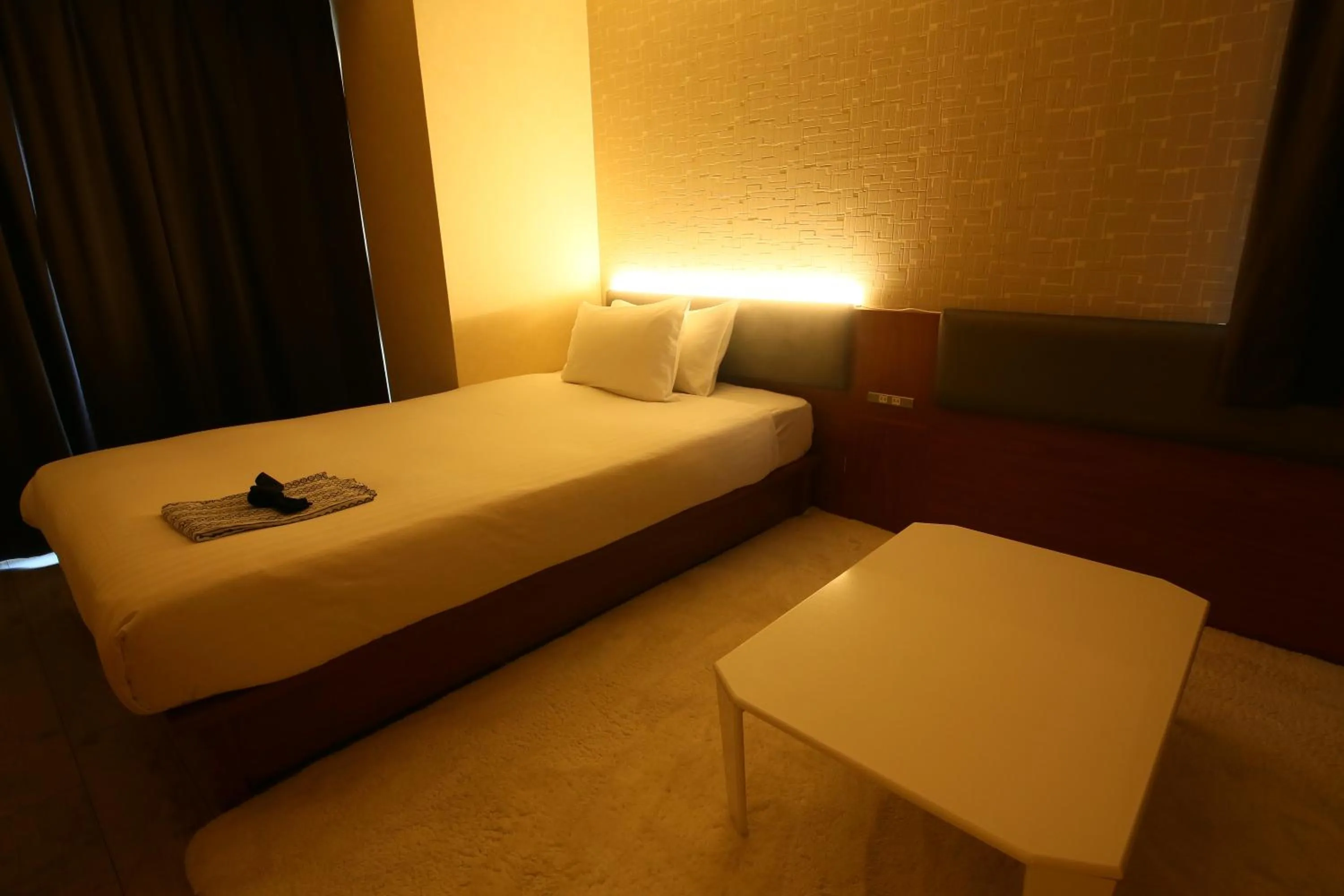 Double Room with Small Double Bed and Bathroom - single occupancy in Hotel Trad