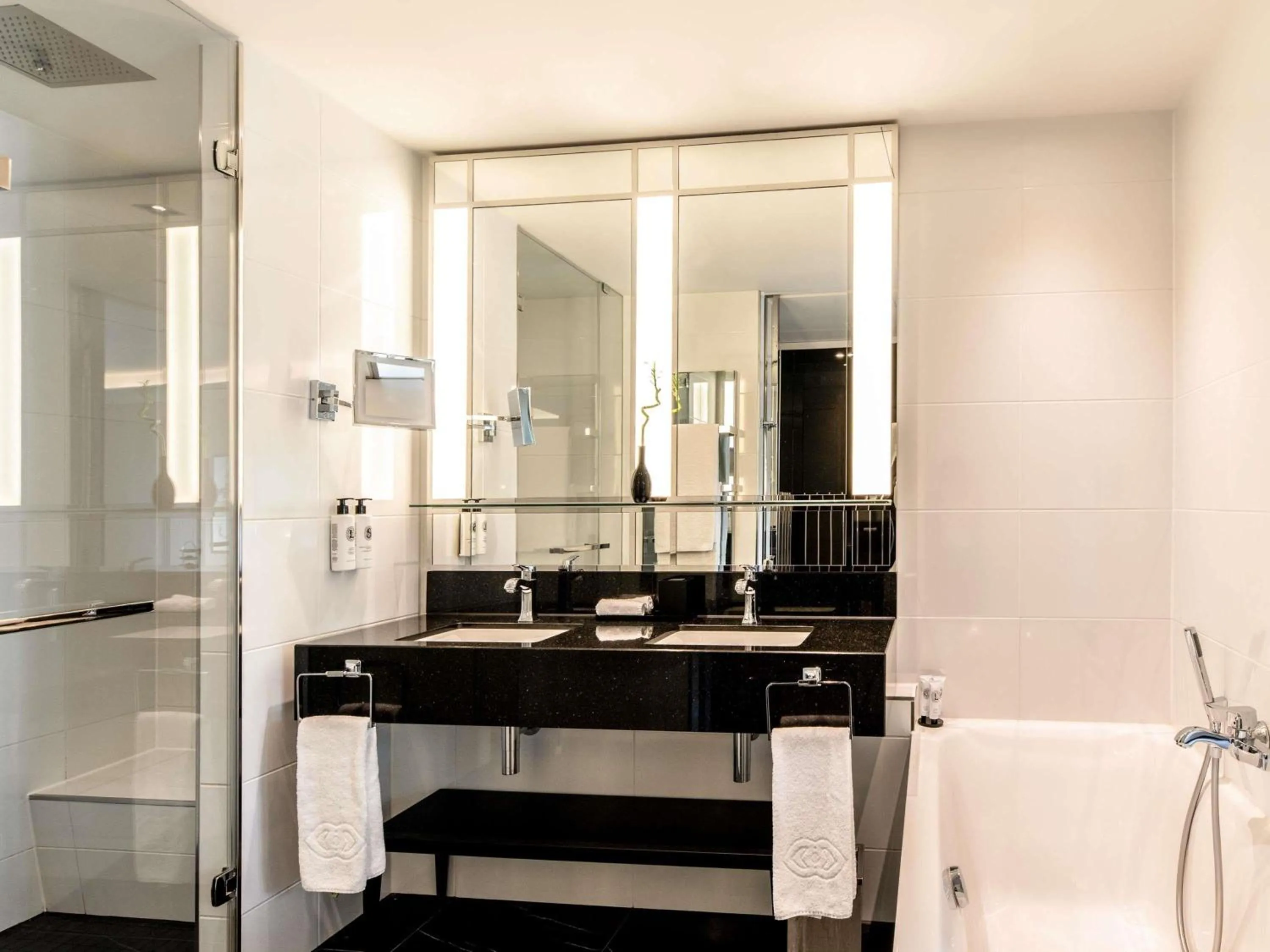 Luxury Twin Room in Sofitel Frankfurt Opera