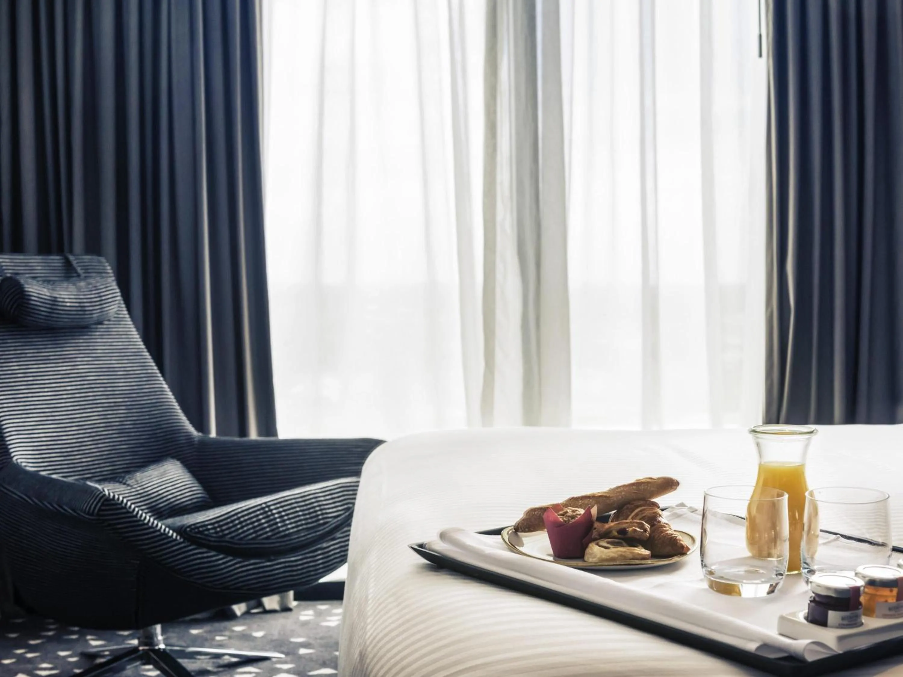 Executive King Corner Suite with Separate Lounge - Top Floors in Pullman Sydney Airport