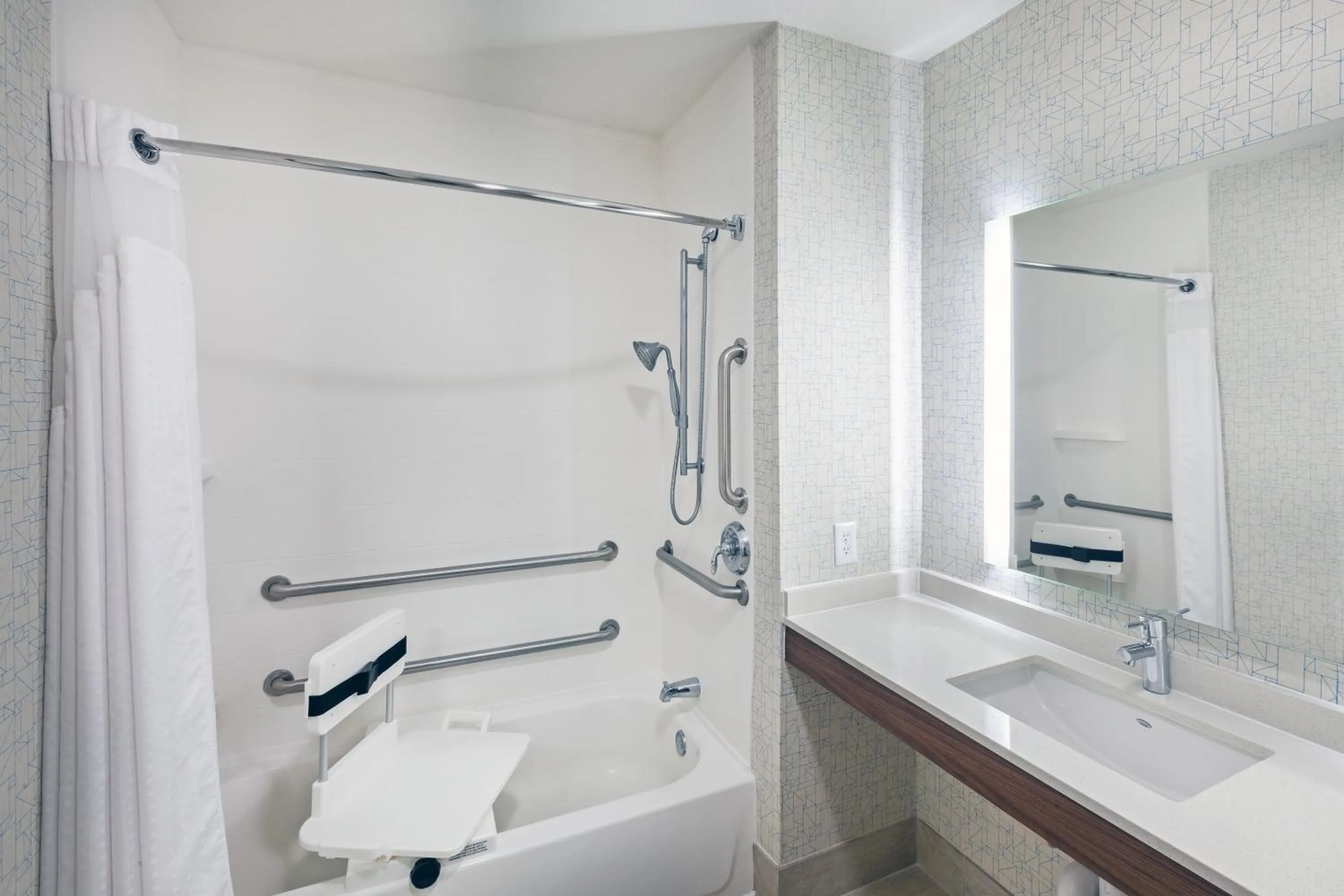 Standard Queen Room with Two Queen Beds and Mobility Accessible Tub in Holiday Inn Express Hotel and Suites Jasper by IHG