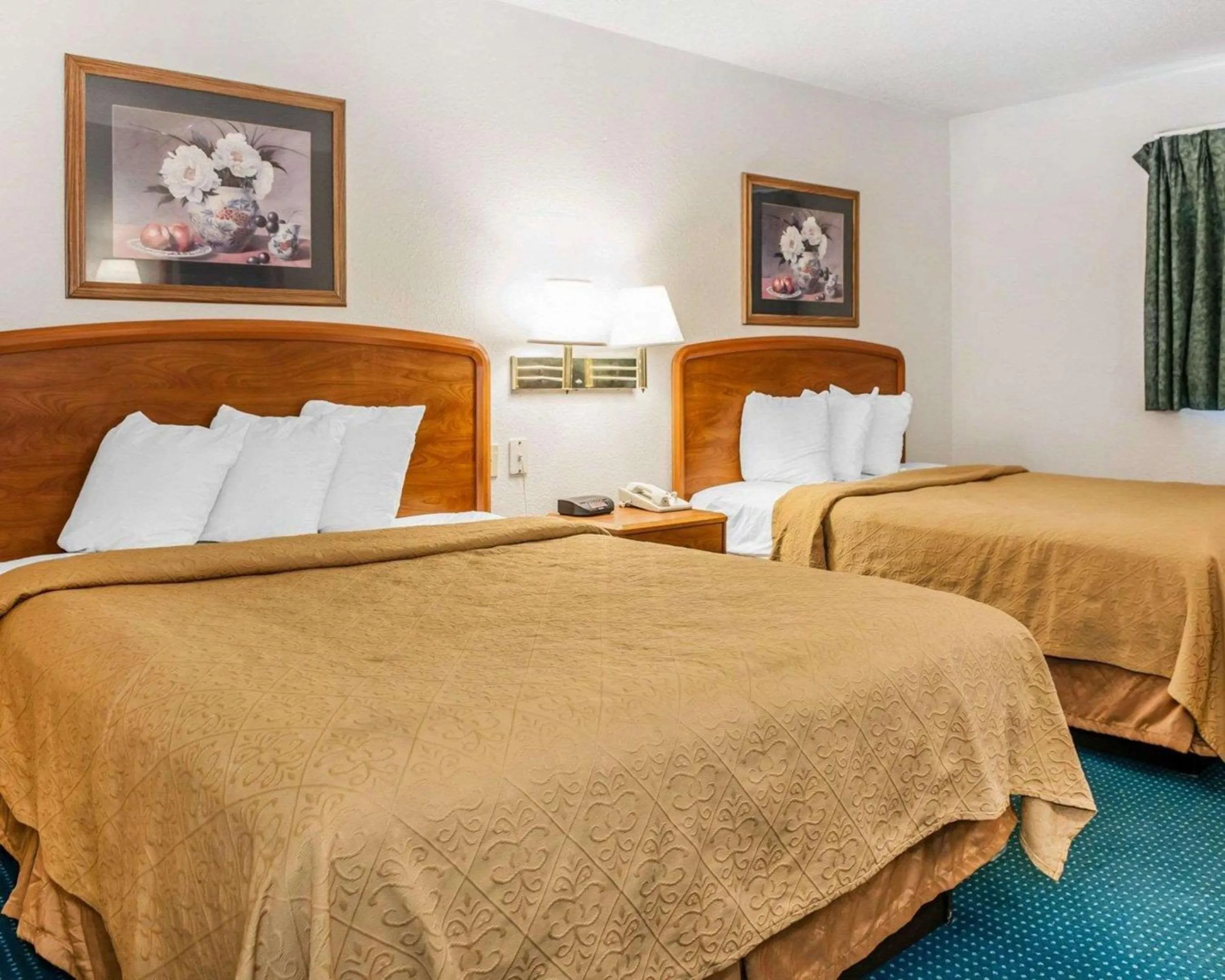 Queen Room with Two Queen Beds in Quality Inn South