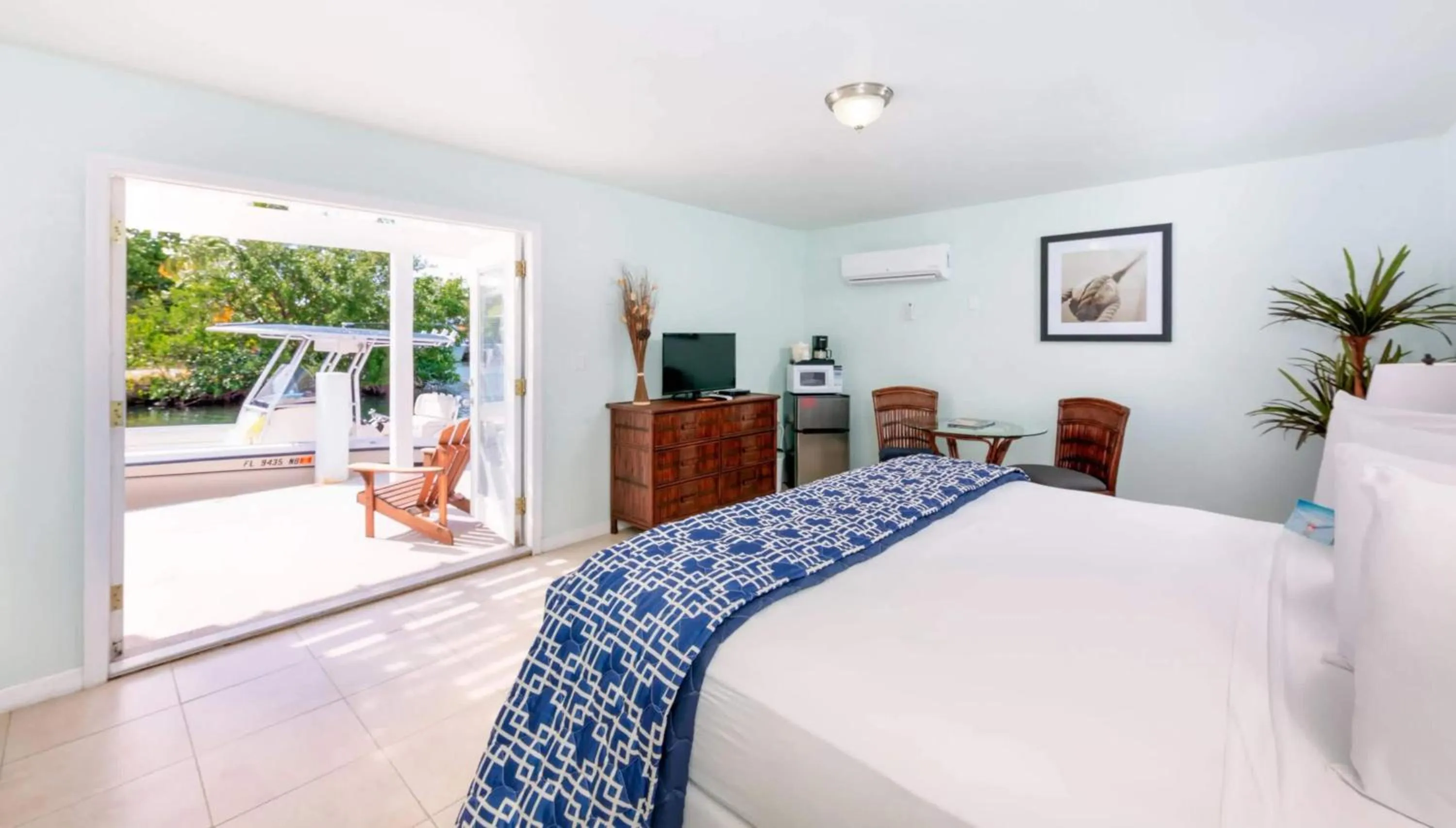 King Bed Water View in Creekside Inn