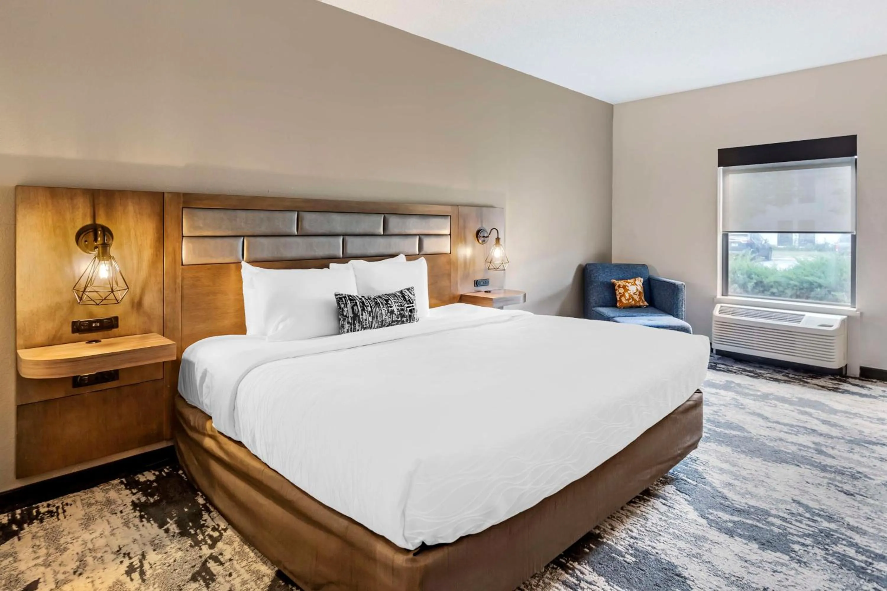 King Room with Walk-in Shower - Disability Access in Best Western Plus Bourbonnais Hotel & Suites