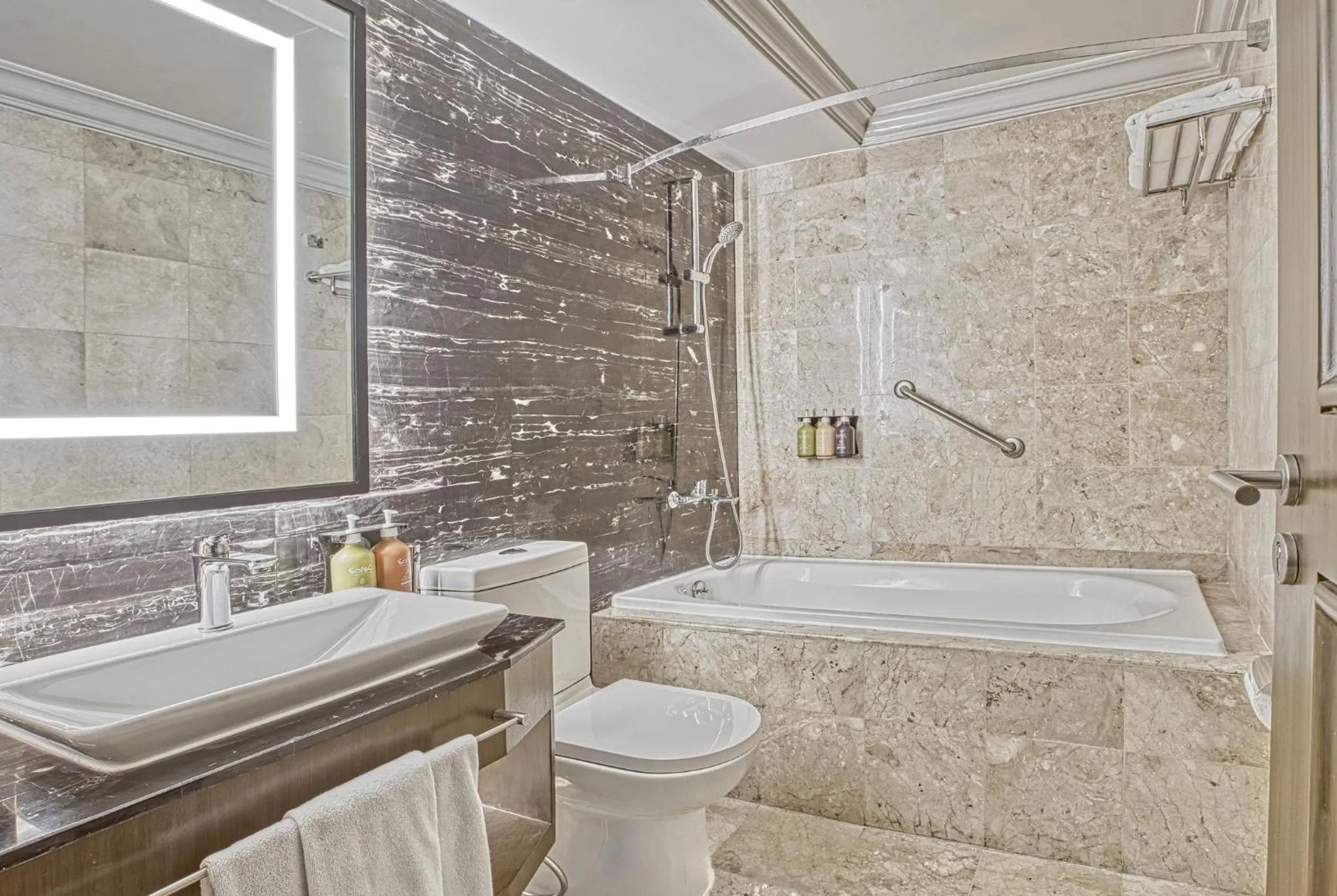 Premium King Room in Holiday Inn & Suites Manila Galleria by IHG