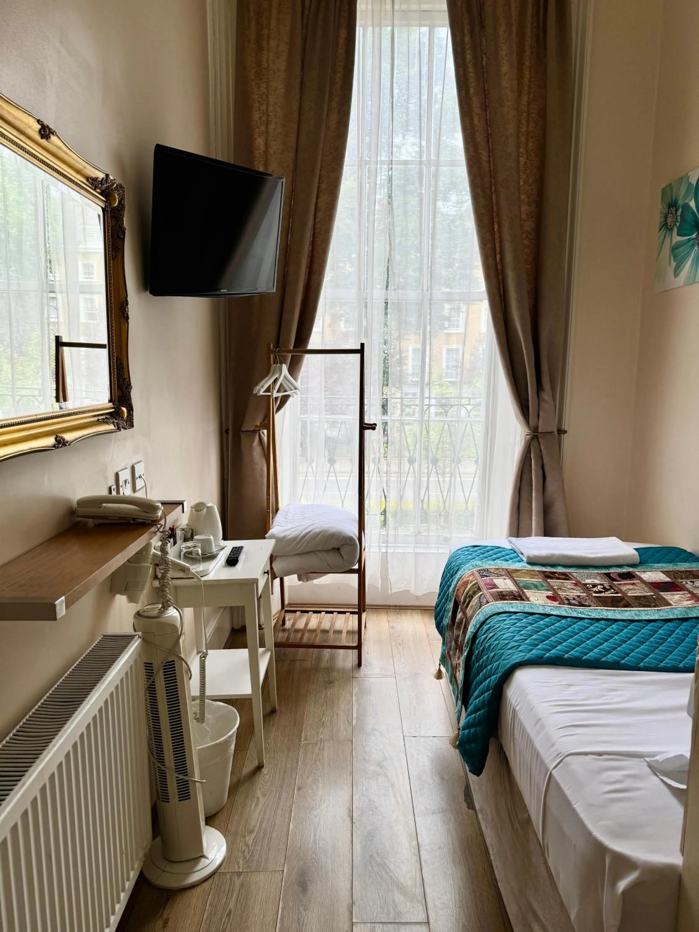 Triple Room with Balcony in ABC Hyde Park Hotel