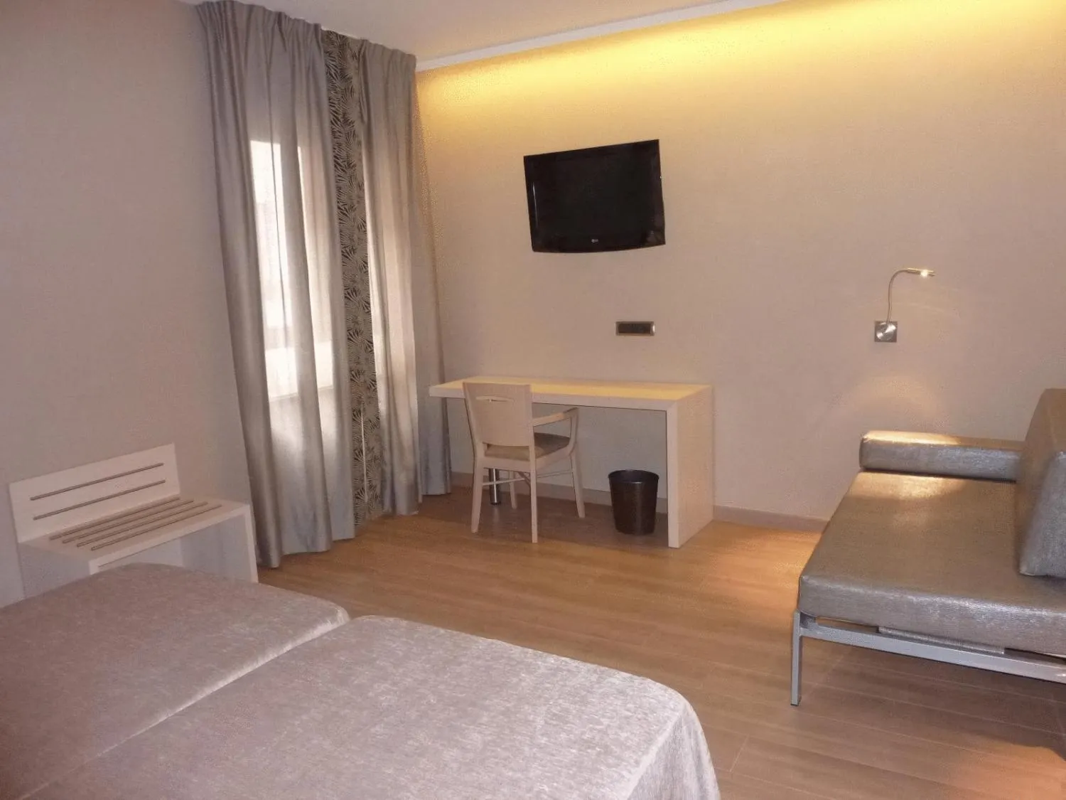 Triple Room in Barcelona House