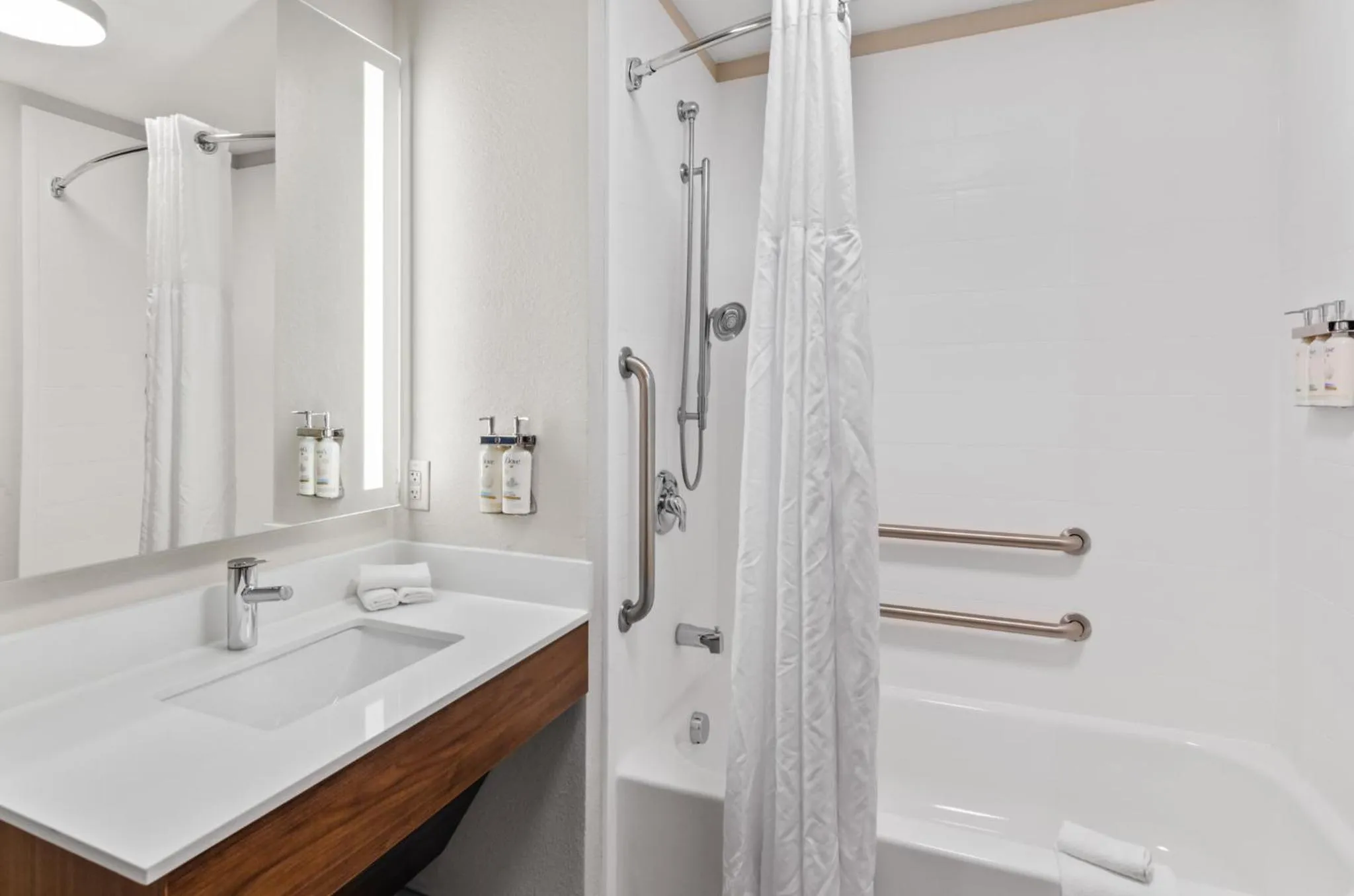 King Room - Mobility Access/Hearing Accessible in Holiday Inn Express Hotel & Suites Mount Airy by IHG