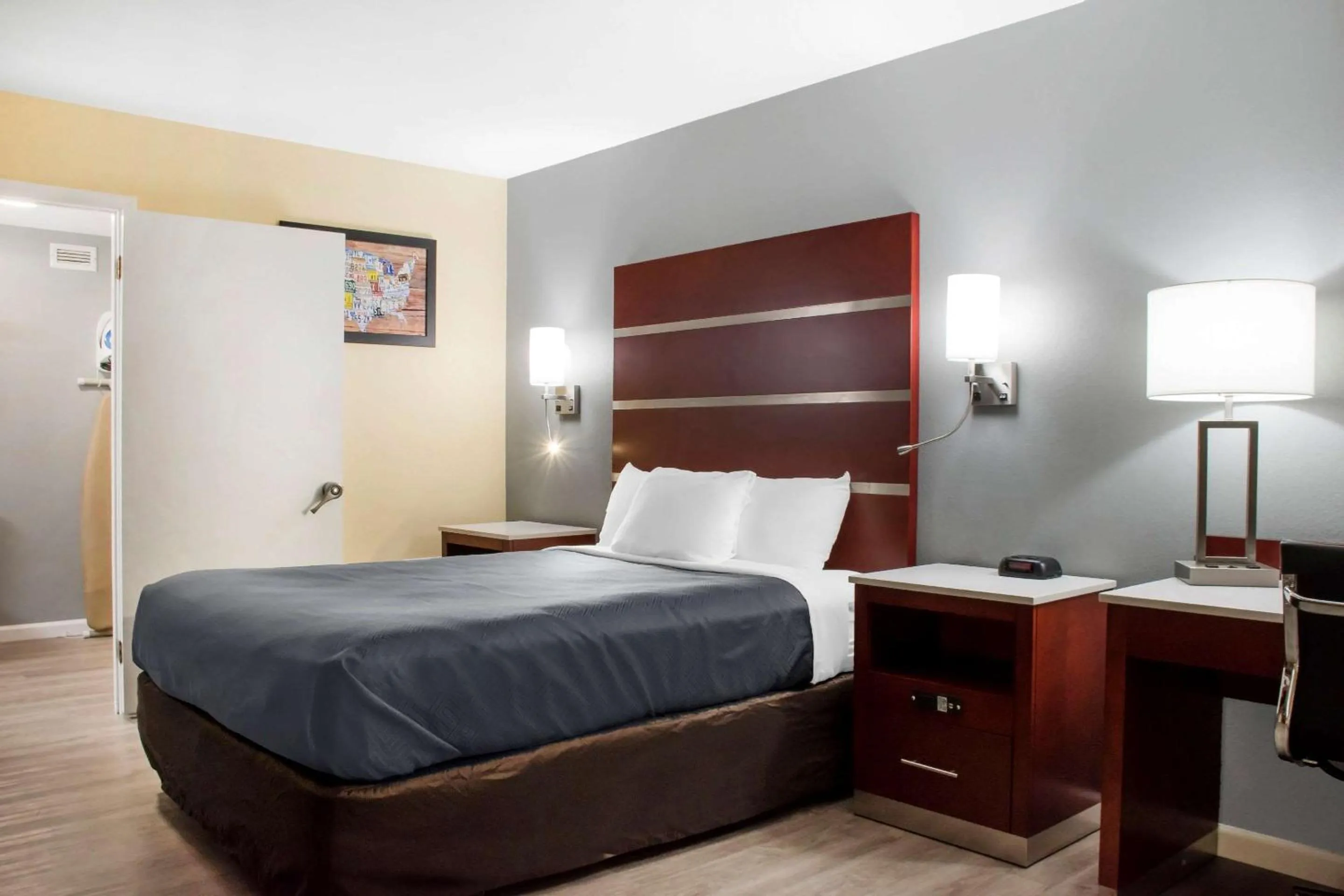 Queen Room - Accessible/Non-Smoking in Escape Inn Hershey