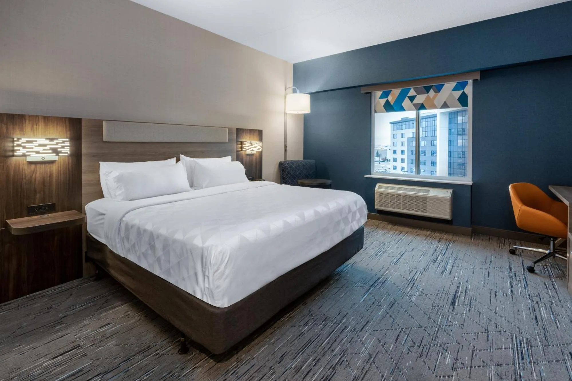 Standard King Room with Mobility Accessible Roll-In Shower in Holiday Inn Express & Suites Vaughan-Southwest by IHG