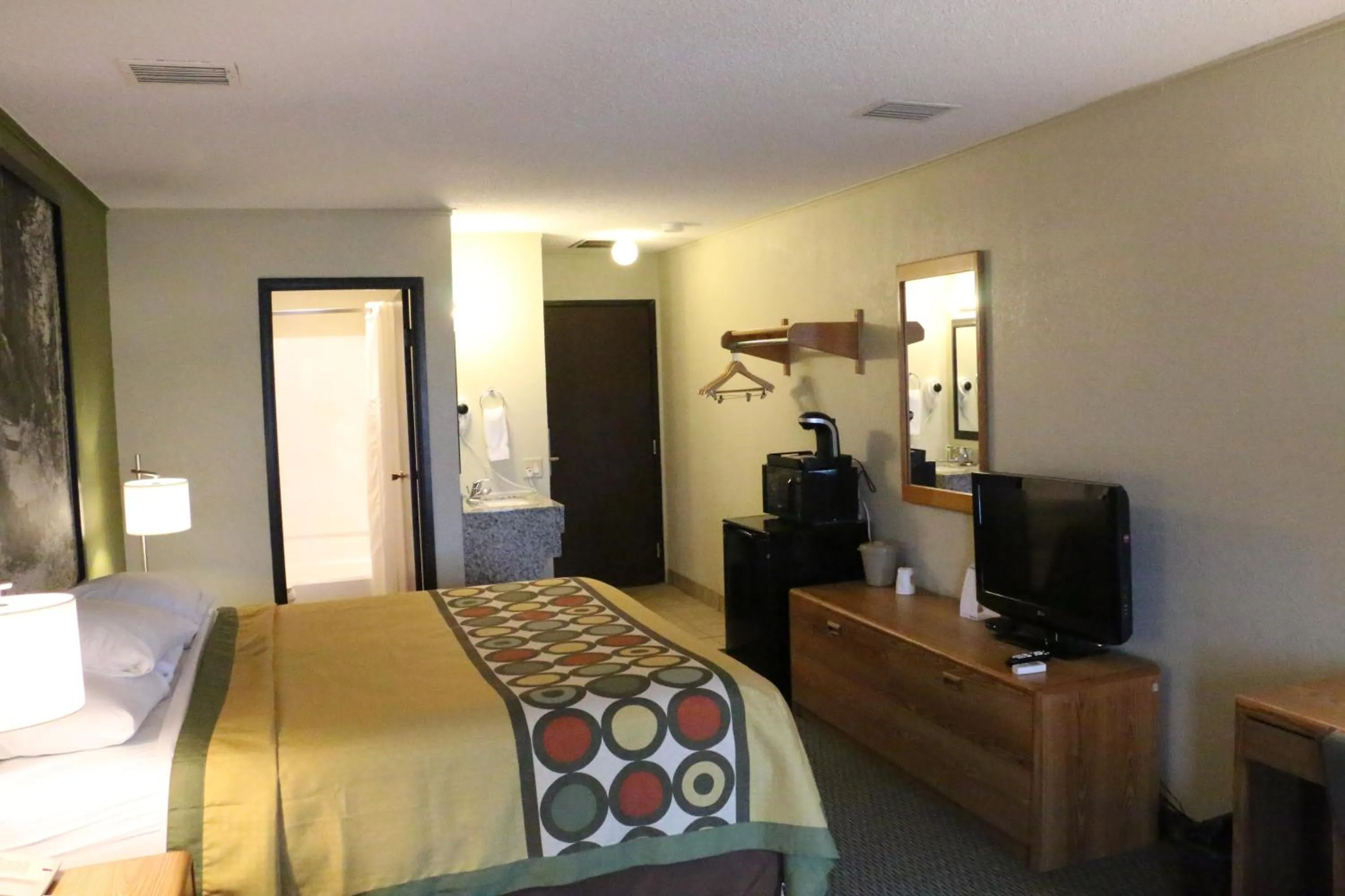 Queen Room - Disability Access/Non-Smoking in Super 8 by Wyndham Windsor/Madison North